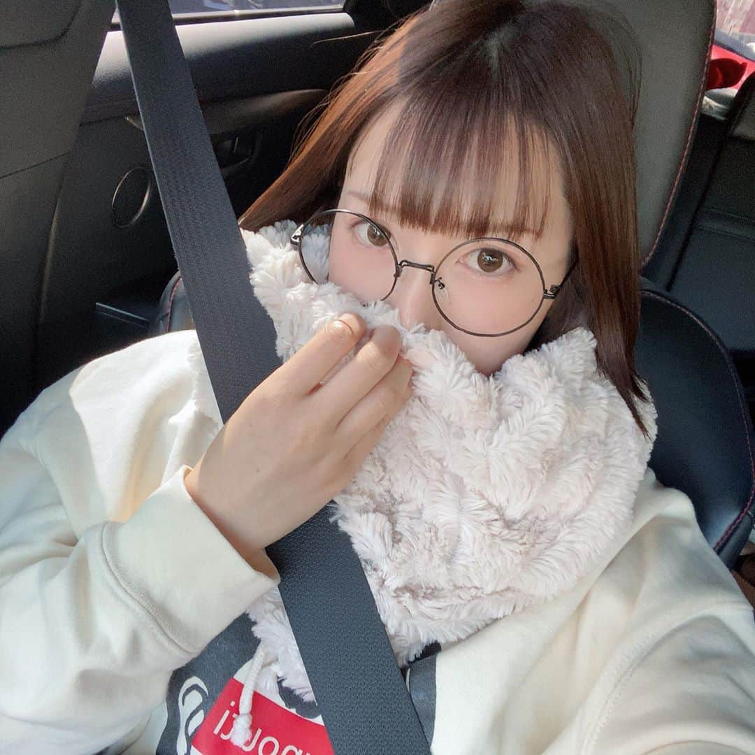 丸の内OLレイナ（美容）さんのインスタグラム写真 - (丸の内OLレイナ（美容）Instagram)「車に乗ってお出かけです🚗  #2枚目 #スノーじゃ無いよ #普通のメガネだよ #!」3月25日 17時07分 - reinapanty2