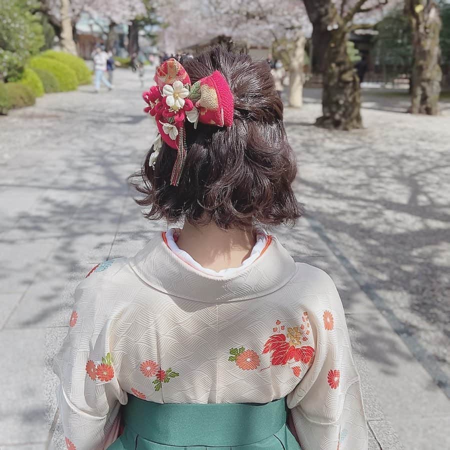 みさねのインスタグラム：「ㅤ 昨日のヘアアレンジ🌷 ㅤ アレンジは着付けしてもらった近所の美容室でやってもらった✌🏻 ㅤ ハーフアップ編み込みに両サイドねじってウェーブ🥺 ㅤ カットとカラーは @takanashi_game さん！ ㅤ #袴ヘア #着物ヘア #ヘアアレンジ #ボブ #ボブアレンジ #ハーフアップ #編み込みアレンジ」