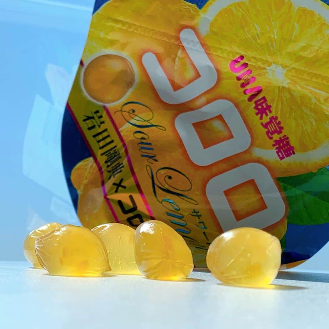 日本グミ協会さんのインスタグラム写真 - (日本グミ協会Instagram)「UHA味覚糖「コロロ サワーレモン」  #岩田剛典 さんと#コロロ のコラボだが、日本グミ協会として伝えたいのはこれはファンの方だけでなく、普通のグミ好きにも嬉しいということ。  パッケージが青と黄色の爽やかでシンプルカッコイイ。普通にグミとしてカッコイイ。  コロロの安定感に加えてジャケ買いもできる。  もちろん2枚目にもしっかり写ってるが果肉もしっかり。  コラボとはこうカッコよくあって欲しいです。岩田さん、味覚糖さんありがとうございます。  #日本グミ協会 #グミ #グミ好き #グミ好きな人と繋がりたい #グミを広めたい #コロロ #レモン #フルーツ #スイーツ #あまいもの #シンプルに美味しい #おいしい #春の味覚 #uha味覚糖 #gummy #lemon #fruits #sweets #flesh #candy #cororo #岩田剛典 #三代目jsoulbrothers」3月25日 17時17分 - gummy_japan
