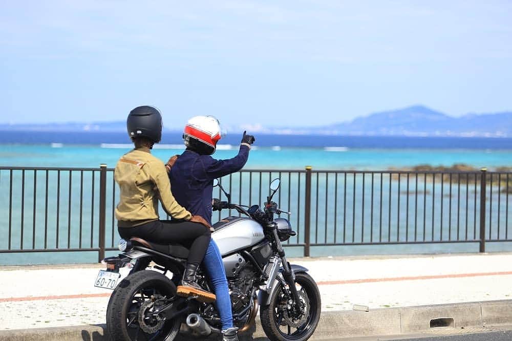 ヤマハ バイクさんのインスタグラム写真 - (ヤマハ バイクInstagram)「女子旅タンデムツーリングin沖縄🌺﻿ ドライブ旅もいいけど、沖縄の潮風をめいっぱい感じられるバイク旅もいいよね🌊✨﻿ ﻿ -----------------------------﻿ Models:﻿ ときひろみ（@toki_hiromi ）﻿ あさとなおみ（@asato_naomi98 ）﻿ -----------------------------﻿ ﻿ このたび「ヤマハバイクレンタル」に、2020年4月1日から、全国37店舗目となる沖縄県那覇市「YSP那覇曙」が加わります！﻿ 日本を代表する観光エリアの沖縄。青い海や空が織りなす絶景や沖縄の風を感じながら、バイクツーリングで沖縄観光をお楽しみいただけます！﻿ ﻿ ヤマハ発動機公式YouTubeチャンネルでは、ときひろみさん&あさとなおみさんがXSR700に跨り沖縄を余すことなく満喫する、ヤマハバイクレンタルのプロモーションムービーが公開されています！とっても楽しそうで沖縄気分を感じられるハッピーな動画、ぜひご覧ください✨﻿ ﻿ #YAMAHAが美しい #XSR700 #yamahaxsr700 #YAMAHA #neoretro #ネオレトロ #バイクのある風景 #バイクのある生活 #沖縄ツーリング #ヤマハバイクレンタル #ysp那覇曙 #ときひろみ #あさとなおみ #instamoto #motorcyclephotography #motolifestyle #motorcycle #motolife #instamotocycle #bikerlife #bikestagram #okinawa」3月25日 17時17分 - yamaha_bike