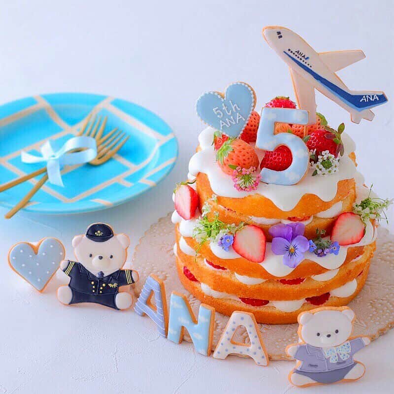 ANAのインスタグラム：「🎁アカウント開設 5周年記念キャンペーン🎁﻿ ﻿ 3月末で開設5周年を迎える@ana.japan✨﻿ 皆さまへの感謝の気持ちをこめて、ANA旅行券や国内線航空券、その他ANAオリジナル商品が当たるフォロー＆いいね！キャンペーンを3月の5のつく日（5・15・25）に開催中です！👏﻿ ﻿ 最終週のプレゼント：ANAオリジナルトートバッグ付きジョンマスターオーガニック ヘア＆ボディケアセット （100名様）﻿ ﻿ 今回は、5rd Anniversary #ネイキッドケーキ を作ってみました！﻿ ﻿ ❣️応募方法は簡単❣️﻿ ①ANA公式Instagramアカウント（@ana.japan）をフォロー﻿ ②この投稿にいいね！﻿ ﻿ ○応募期間：3/25（水）～3/31（火）まで﻿ ○当選者発表 ：当選者にのみDM連絡﻿ ﻿ #ソラマニ_ヒコーキ #ソラマニ_マドカラ #anaタビキブン」