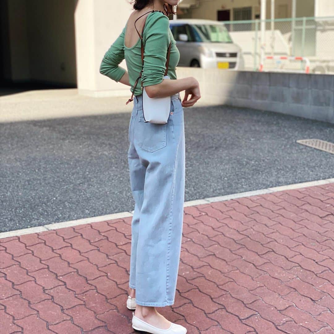 美生のインスタグラム：「🥑﻿ ﻿ 本日も @donobanweb  ランチライブのご視聴﻿ ありがとうございました🙏🏻♡﻿ ﻿ 今週のリアル買いは﻿ ジレとバッグとこのトップスかな〜！﻿ バッグとトップス色めっちゃ悩む〜🤔﻿ ﻿ 本日のランチライブでは﻿ 今週の新作やノベルティをチラ見せしてます♡﻿ 是非金曜日もお楽しみに♡﻿ ﻿ ﻿」
