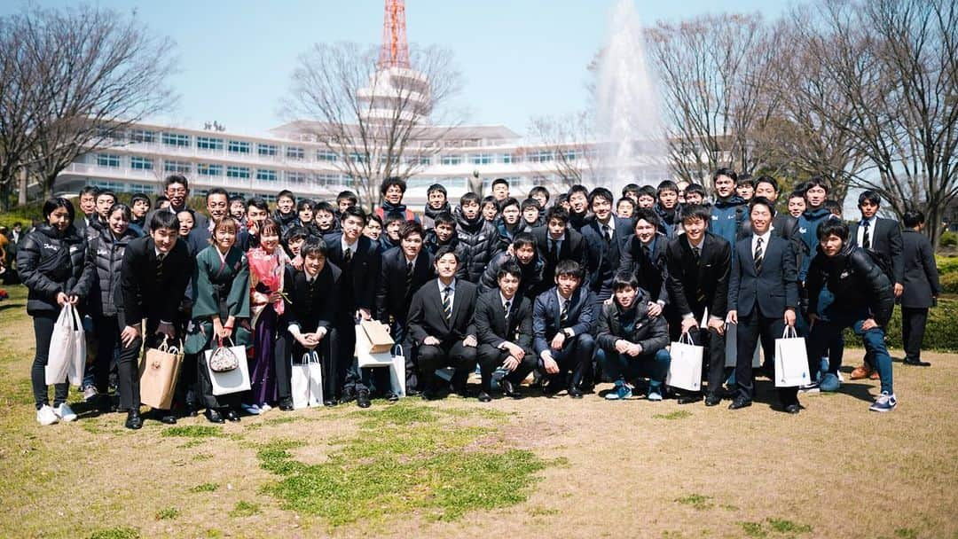 東海大学（公式）さんのインスタグラム写真 - (東海大学（公式）Instagram)「皆さんご卒業おめでとうございます🎊 4年間の学生生活はいかがでしたか❓ 今日は皆さんの素敵な笑顔がキャンパスいっぱいに広がってました😻✨ これからの活躍を期待しております💕 #東海大学#卒業#2019年度」3月25日 17時28分 - tokai_univ_