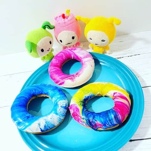 モーリーズのインスタグラム：「おいしーか？どーか？はおいといて、気分ちょっと上がる？ギャラクシードーナッツ🍩だよー^_^  ぼくたちのブログにアップしたから 見てみてね！ moories.jp だよー！😆」