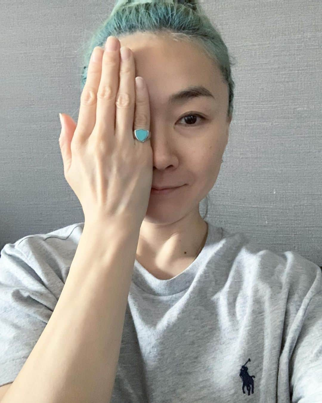 岸本佳子さんのインスタグラム写真 - (岸本佳子Instagram)「Hair Blue again? 🐬🐬🐬 Now or Never」3月25日 17時31分 - yoshico_kishimoto