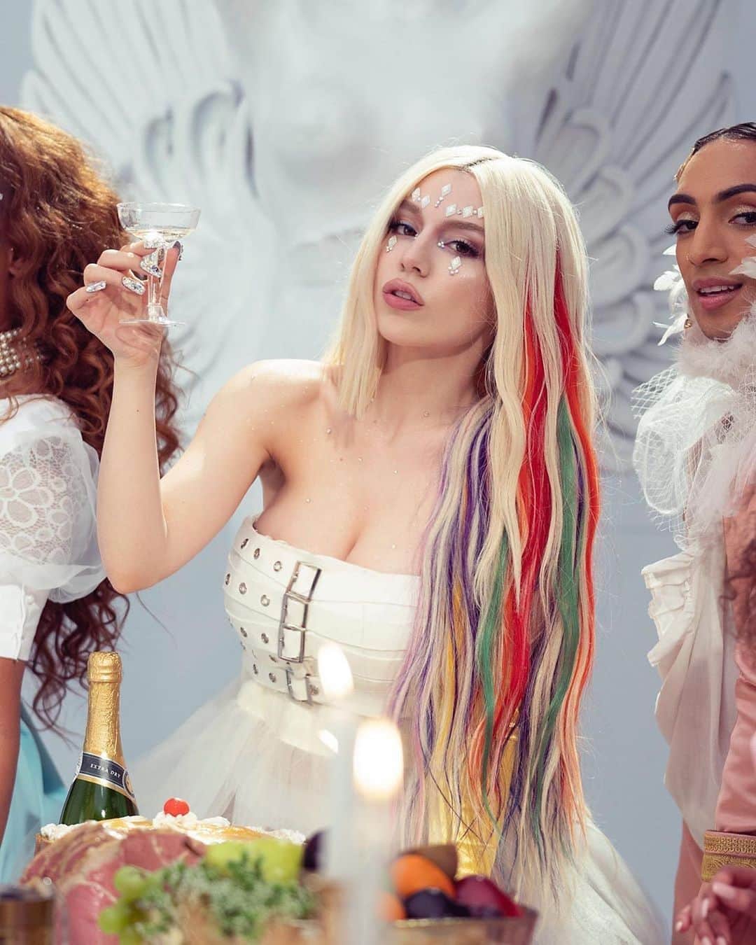 のインスタグラム：「【Ava Max】 エイバ・マックスの最新曲「Kings and Queens/キングス・アンド・クイーンズ」のミュージックビデオがもうすぐ公開されます‼️ ✨ ついつい踊りたくなっちゃうアップ・テンポのビート、💃 そして思わず口ずさんじゃうキャッチーなメロディー🎵 ✨ とても楽しいポップな曲になっています❣️ ✨ まだ聴いていない方もぜひチェックしてみてください🤩 #avamax #kingsandqueens #エイバマックス #キングスアンドクイーンズ #洋楽」