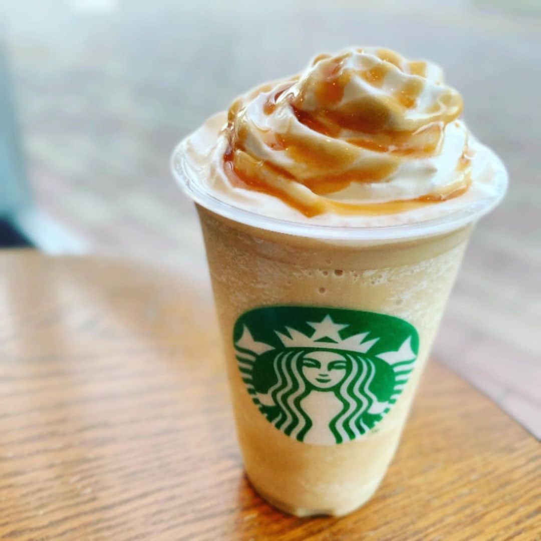 のインスタグラム：「.﻿ .﻿ ﻿ 寒い😵けどおいしいんだもん😂﻿ ﻿ ﻿ #スタバ　#キャラメルフラペチーノ﻿ #末端冷え性　#でも飲む﻿」