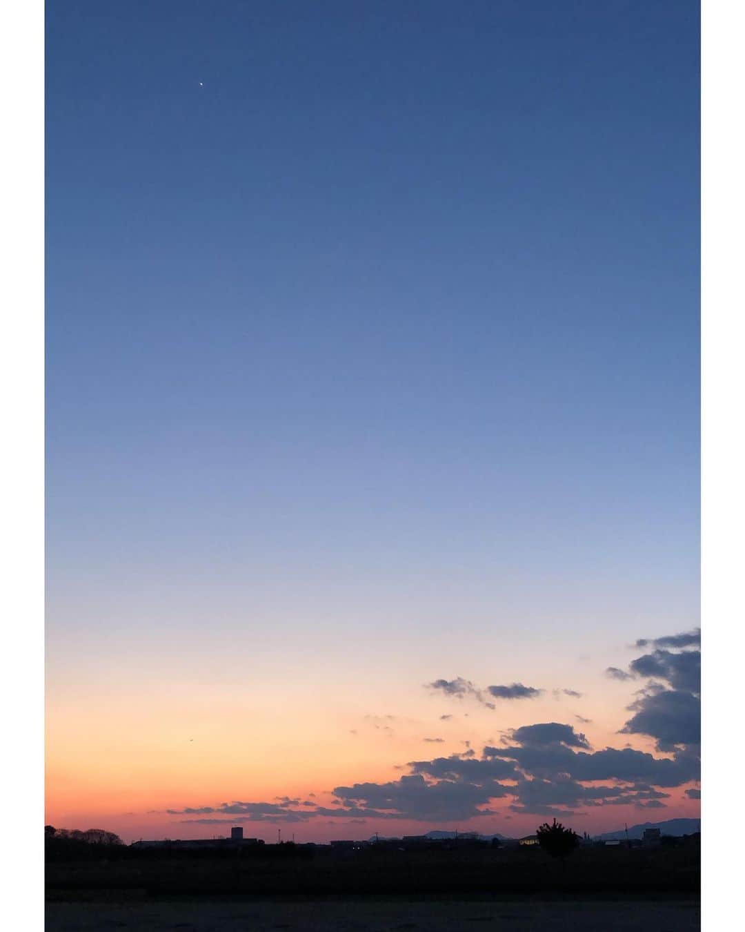 山田弥希寿さんのインスタグラム写真 - (山田弥希寿Instagram)「この空が見られなくなると思うと、寂しい気持ちになります。  米子の空が大好きです。 こんなに美しい空ありますか？  #センチメンタル #空 #夕陽 #夕日 #夕焼け #米子」3月25日 17時39分 - mikitoshi_617