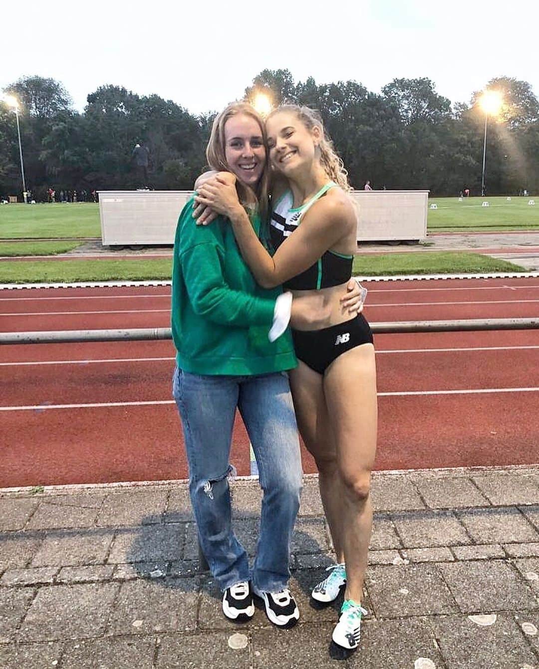 ラウラ・デ・ウィットのインスタグラム：「HAPPY BIRTHDAY BEST FRIEND 🥳💜 A virtual hug for you because you know, social distancing .. Thanks for being my biggest rock, you da best 🙌🏼 xx」