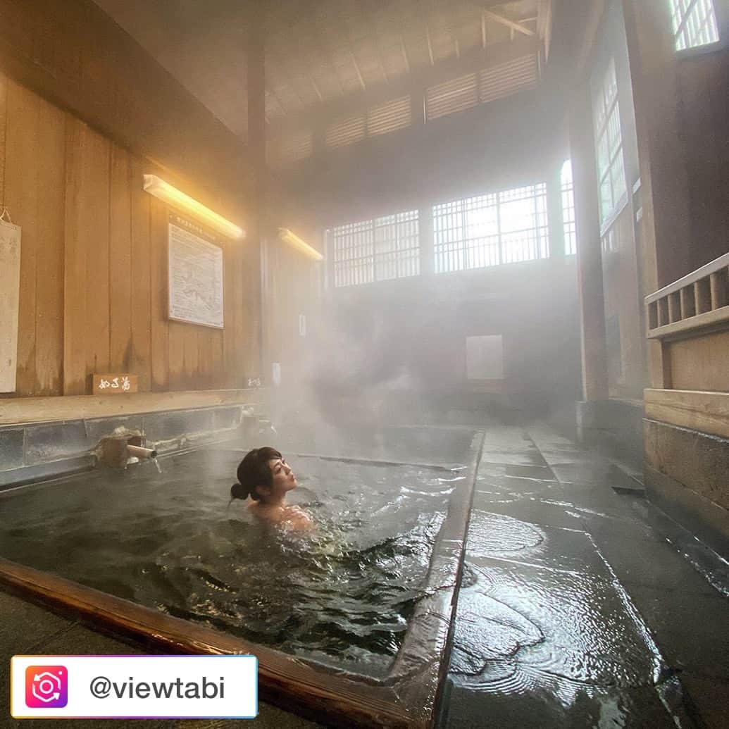 北出恭子のインスタグラム：「・﻿ ・﻿ ・﻿ #JR東日本 #びゅうたび の取材で、﻿ ﻿ #長野県 #野沢温泉 へ行ってきました♨️ ﻿ ﻿ ﻿ すべての源泉が #自然湧出 の素晴らしい温泉地です😍👏✨﻿ ﻿ しかも、13カ所の共同浴場は、それぞれに個性が違って、すべて無料で楽しめる温泉好きの聖地😍♨️👏﻿ ﻿ 詳しくリポートしましたので、﻿ ﻿ @viewtabi﻿ ﻿ ☝️のプロフィール欄にあるURLから、ぜひ記事を読んでください⭐️📝 ﻿ ﻿ https://www.viewtabi.jp/articles/20032501﻿ ﻿ ﻿ #温泉 #温泉家 #温泉ソムリエ #温泉タレント #温泉モデル #温泉専門家 #北出恭子 #温泉大好き #温泉巡り #温泉旅行 #旅行 #旅 #温泉女子 #温泉旅館 #温泉宿 #温泉好きな人と繋がりたい #influencer  #japantrip #onsen #溫泉 #온천  #hotsprings #travelgram #spa #kitadekyoko」
