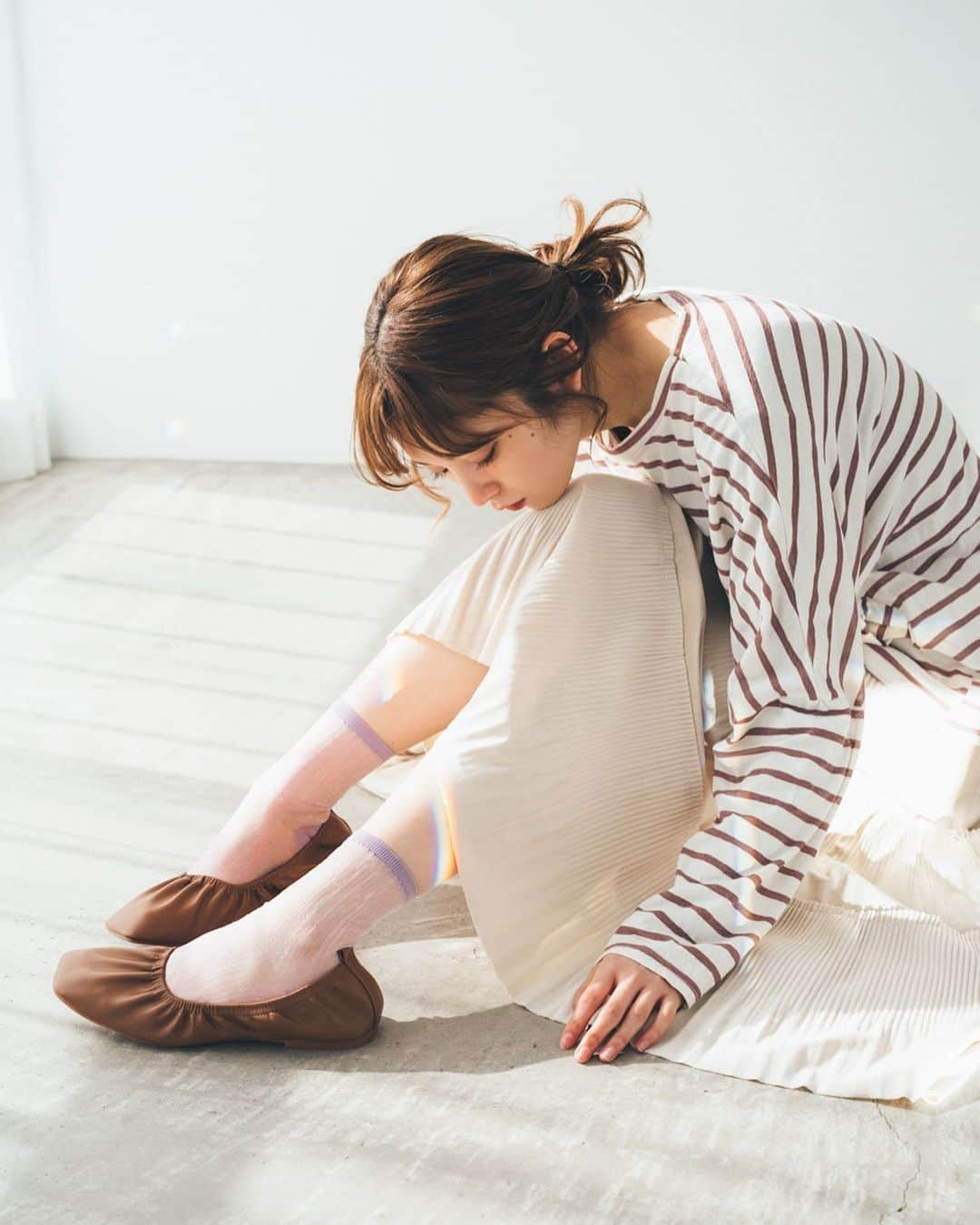 橋下美好さんのインスタグラム写真 - (橋下美好Instagram)「tutuannaの靴下で﻿ 春の私服7コーデ作ったよ〜！﻿ ﻿ ﻿ 以前チュチュアンナのSNSで﻿ 募集した質問を、コーデに変えて答えてます！﻿ ﻿ ﻿ チュチュアンナの公式サイト、アプリで﻿ 記事が公開されたので是非見てみてね！﻿ めっちゃ可愛い春の靴下がたくさんだよ！﻿ ﻿ ﻿ 暖かくなってきて、外に出るの楽しいよね！﻿ そこで毎日履く靴下が可愛いと気分が上がる！﻿ ﻿ ﻿ 4月2日から順次全国のtutuannaで﻿ POP・ポスターが設置されるので遊びに行ってね！﻿ ﻿ ﻿ ぜひ可愛い靴下をゲットして欲しい！﻿ ﻿ ﻿ #tutuanna﻿ #橋下美好のくつ下レッスン」3月25日 17時40分 - miyoshikun