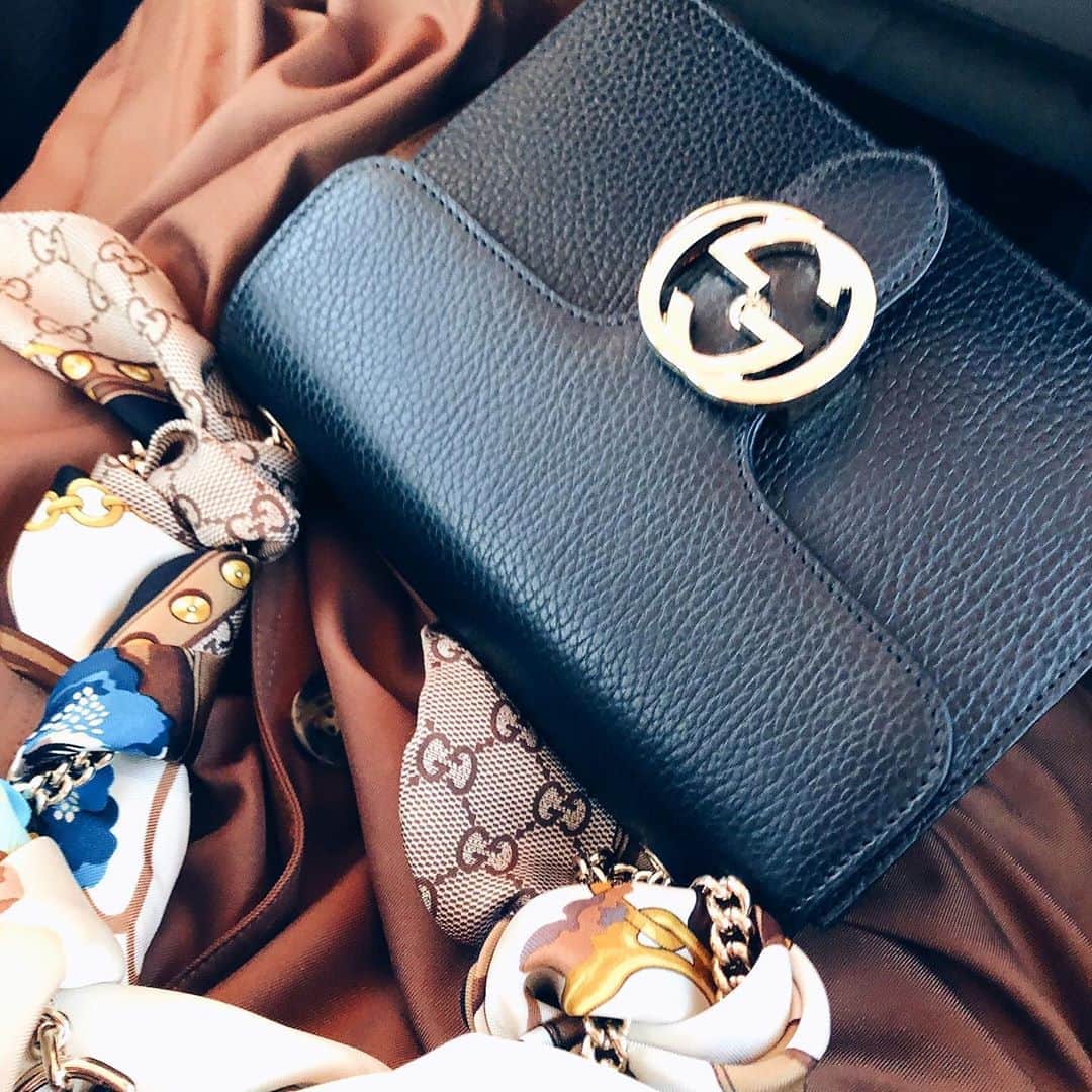 井咲アキのインスタグラム：「👜 New item♡ 木更津のアウトレット行って、 初めて自分で自分のためにGUCCIのバッグを買った♡ スカーフも一緒に買ったの。シンプルなバッグが 一気に華やかになってめちゃオシャレ度あっぷ♪ スカーフは普通に首にも巻けるし、 バッグにはいろんな結び方でアレンジもできるから、 いろんな服に合わせやすそう♪ いいお買い物できた☺️🛍 次行くときは、もっと体力とお金と時間に余裕を持って アウトレット全部回って買い物するぞ！！😎😎 ・ ・ ・ #gucci #bag #scarf #scarfstyle #newitem #outlet #グッチ#バッグ#スカーフ#自分へのご褒美」