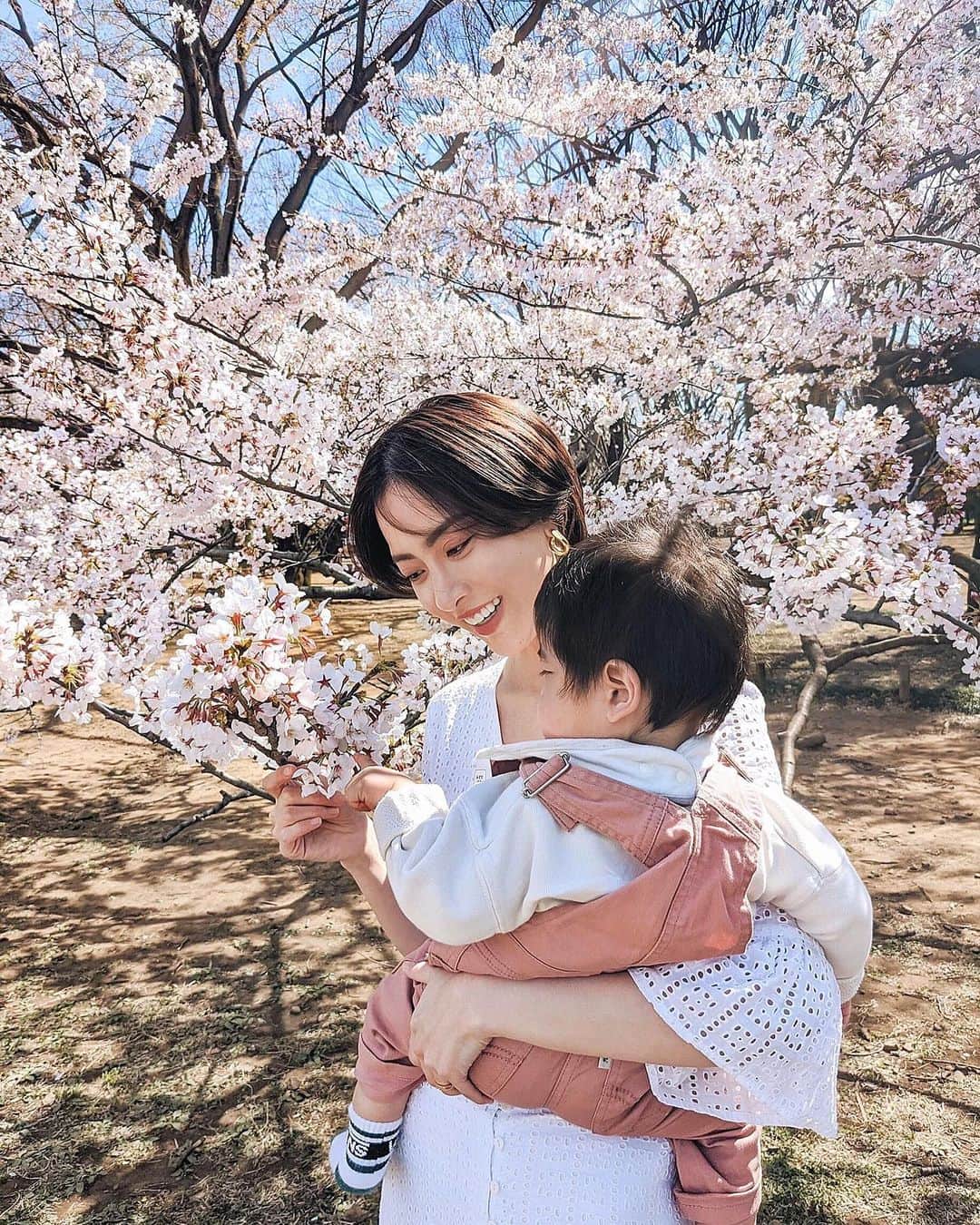 ソンイのインスタグラム：「君が生まれた季節の綺麗なお花🌸🌿 去年は2週間検診の帰り道に見て、今年はつんつん触ってみたり春風を感じたり👦🏻 いろんな事を感じて吸収して心豊かに育ってほしい😌 #1歳0ヶ月 #生後12ヶ月 #男の子ベビー」