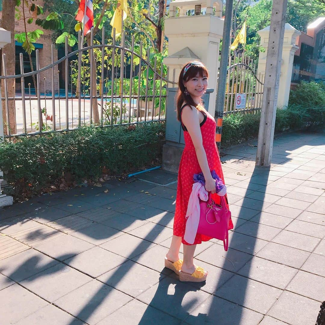 DJ MIYAさんのインスタグラム写真 - (DJ MIYAInstagram)「こんばんはぁぁ❤️Bangkok旅行記・Mar.2020 trip.の続きでーきゅ💗  今月行ったきた旅の写真でーす❤️ .  バンコクの街の人が撮ってくれた写真特集💗 . 1枚目は、高校の目の前ハート♥️ . .  #バンコク　#タイ  #タイ女子旅　#タビジョ　#Bangkoktrip #トラベラー　#バンコク旅 #タイ旅行　#東南アジア旅　#旅インスタグラマー　#ひとり旅女子 #旅ブロガー　#タイ旅行記　#インスタグラマー　#バンコクホテル #旅インフルエンサー #バンコクグルメ　#バンコク旅行　#今日のコーデ　#今日のファッション #バンコク街 #旅好き女子 #タイとわたし  #マイトリップMIYA」3月25日 17時46分 - dj_miya