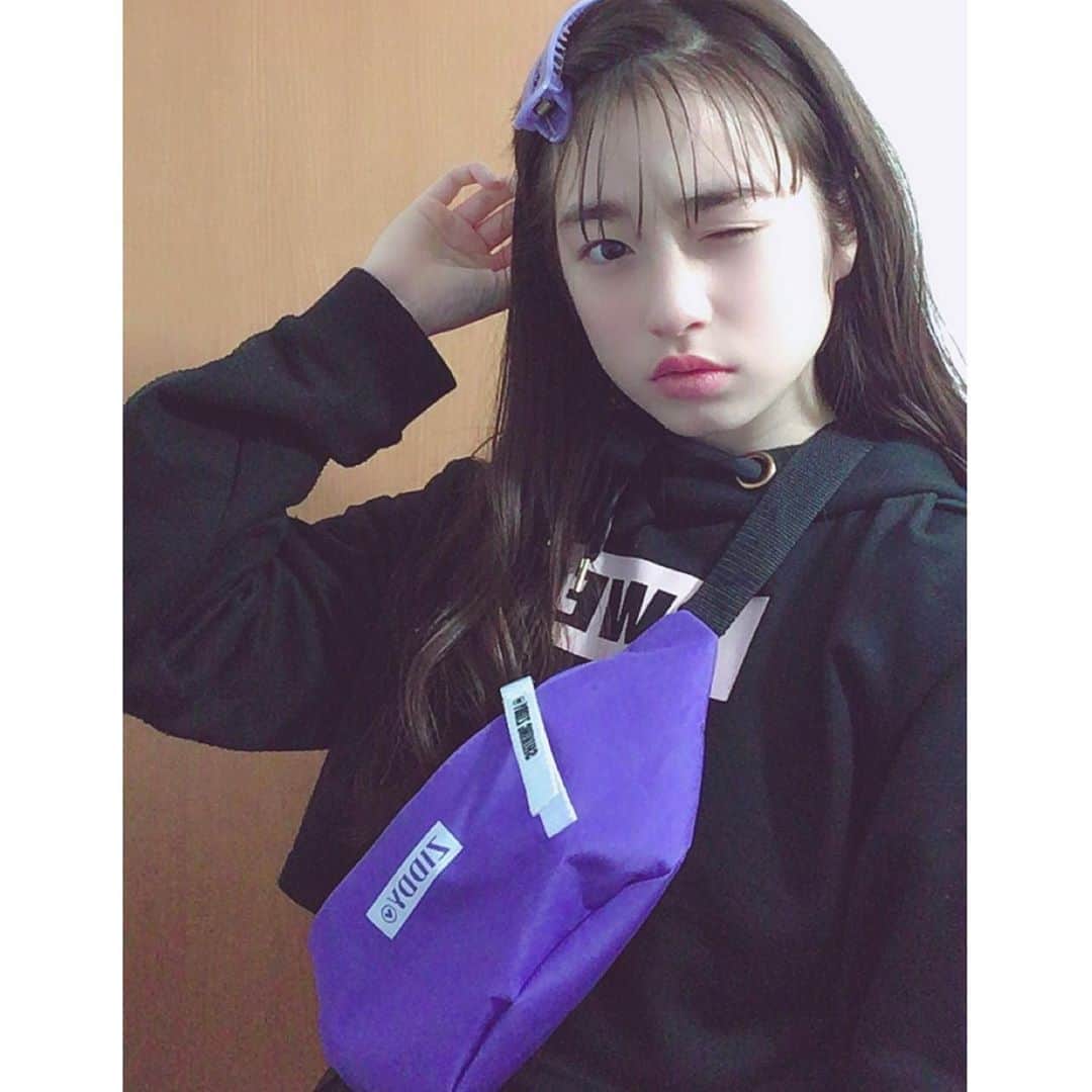 ニコ☆プチのインスタグラム：「﻿ ﻿ ﻿ 今日もプチモのふろくのつかいかたを紹介！﻿ ﻿ ﻿ 今日は、アヤナ🧸﻿ ﻿ ﻿  今月号の付録のZIDDYさんのウエストポーチは、カラーが紫で、とっても可愛いです💜﻿ 私は、いつもコーデが黒ばかりになってしまうので、このZIDDYさんのウエストポーチでコーデを明るくしてみました！﻿ ポーチの中には、コスメやお財布など、ちょっとしたお出かけの時などに使うものを入れてみました💜﻿ ウエストポーチは肩からかけたりすることができるので、両手が空いてすごく便利です😳💜﻿ ﻿ ﻿ #ニコプチ﻿ #ニコプチふろく﻿ #プチモのふろくの使い方﻿ #ニコプチふろくのある生活﻿ #付録バッグ﻿ #ジディー﻿ #ZIDDY﻿ #ふろく﻿ #葛西杏也菜」