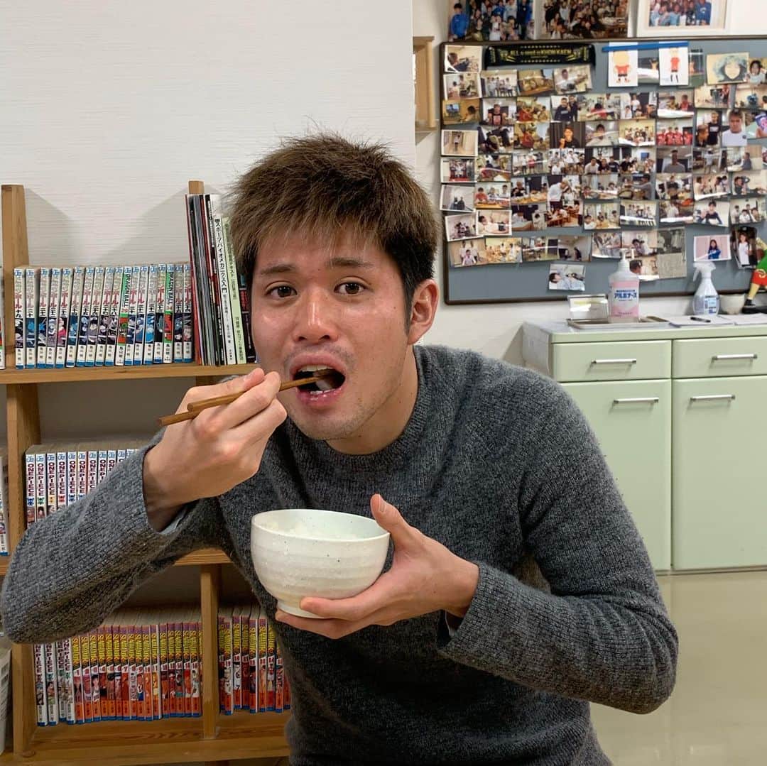 コンサドーレ札幌さんのインスタグラム写真 - (コンサドーレ札幌Instagram)「北海道ぎょれん様より　しまふく寮へ天然ほたて貝柱　味の一粒。  秋鮭ルイベスライスをいただきました。  試合がない今だけは特別にお刺身として食べてもらうことができました🍚  みんなも喜んでくれてダンザキくんはおかわり🥢  寮のご飯をいつも残さず食べてくれるカウィンはルイベを用意している時からおいしそうだなー。と笑顔でルイベを見つめていました🤩  ある日の夜ご飯にはほたての中華あんかけを作っていただきました😊  北海道ぎょれん様。  とっても美味しい　天然ほたて貝柱　味の一粒。　秋鮭ルイベスライスをいただきありがとうございました。  ごちそうさまでした。  consadole  しまふく寮ごはん🏠  #consadole  #consadole #consadole #コンサドーレ #jleague #ｊリーグ #soccer #サッカー #しまふく寮通信	 #食育 #食トレ #アスリートごはん #身体づくり #JAグループ北海道 #ゆめぴりか #みんなのよい食親善大使 #よつ葉 @yotsuba_milkproducts_official #北海道ぎょれん #町村農場 #アスリートフードマイスター #松浦沙耶花 #昼ごはん #夜ごはん #献立 #定食 #ランチ #レシピ #料理 #栄養 #栄養バランス #consadole #consadole #コンサドーレ #jleague #ｊリーグ #soccer #サッカー #しまふく寮通信	 #食育 #食トレ #アスリートごはん #身体づくり #JAグループ北海道 #ゆめぴりか #みんなのよい食親善大使 #よつ葉 @yotsuba_milkproducts_official #北海道ぎょれん #町村農場 #アスリートフードマイスター #松浦沙耶花 #昼ごはん #夜ごはん #献立 #定食 #ランチ #レシピ #料理 #栄養 #栄養バランス」3月25日 17時52分 - hokkaido_consadole_sapporo