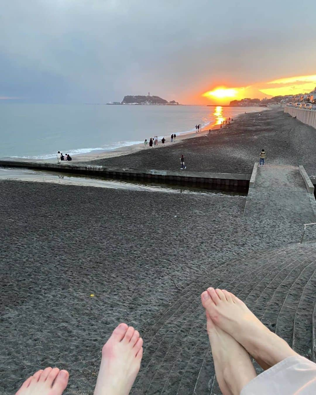 小谷津友里さんのインスタグラム写真 - (小谷津友里Instagram)「海沿いを歩いたときの一枚。  リラックスする時間って 大切だなぁ 海や山、大好きです😊 . .  #海沿い #七里ヶ浜 #夕日 #sunset」3月25日 17時54分 - yurikoyatsu