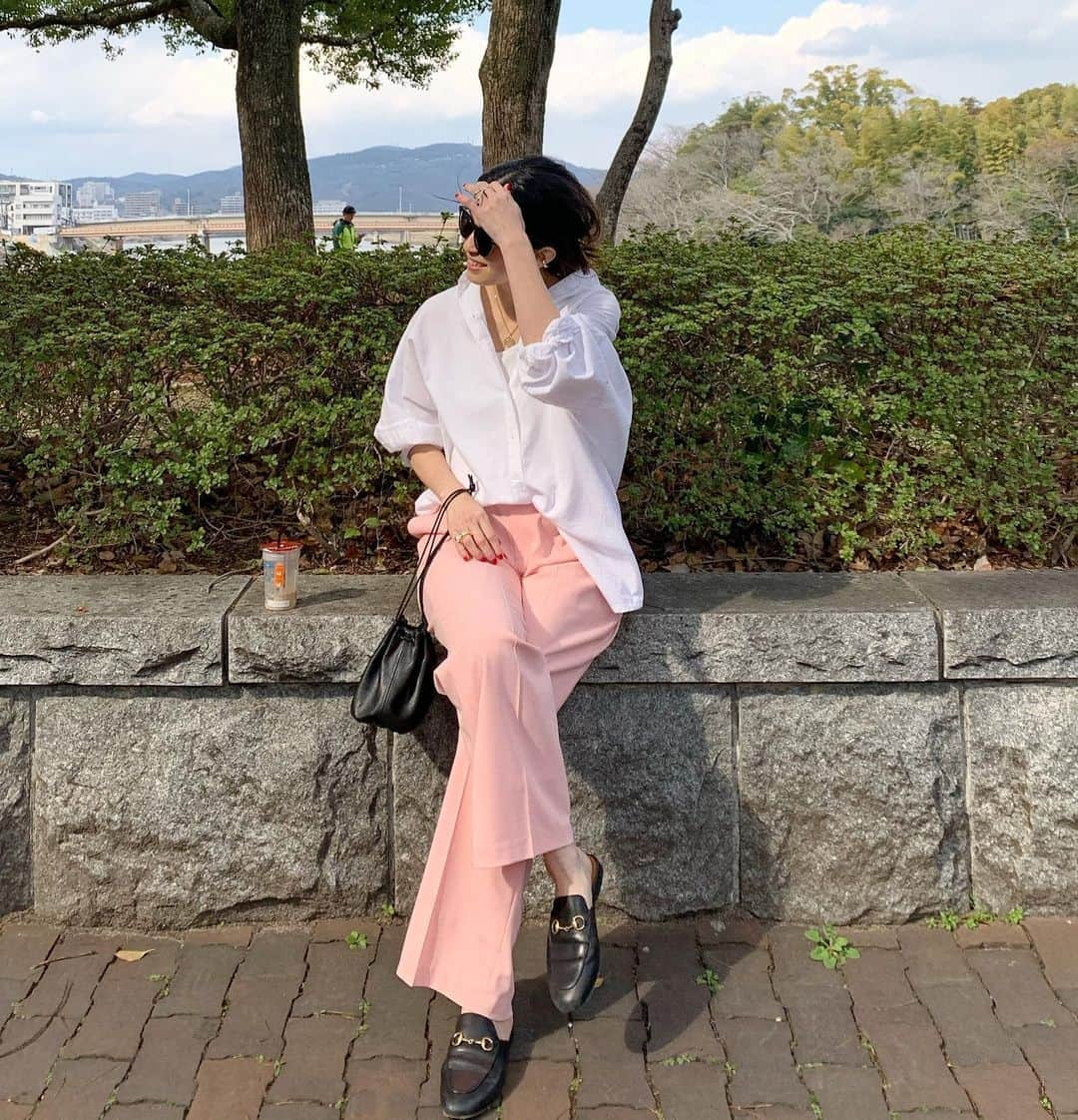 斎藤寛子さんのインスタグラム写真 - (斎藤寛子Instagram)「子供達と散歩へ〜🚶‍♀️💨. . 春休みの宿題の息抜きにね〜🚶‍♀️♪. . 良い天気でーした☺️🌸. . ブログ更新しました！. . shirts #littleblack_jp @littleblack.jp  pants #anieca @anieca_official  bag #anieca @anieca_official  shoes #gucci @gucci  sunglasses #bottegaveneta @bottegaveneta . .  #hiroko #158cm #coordinate #outfit#ootd#ママファッション#ママコーデ#カジュアル#大人カジュアル#アニーカ」3月25日 17時58分 - hiroko4life