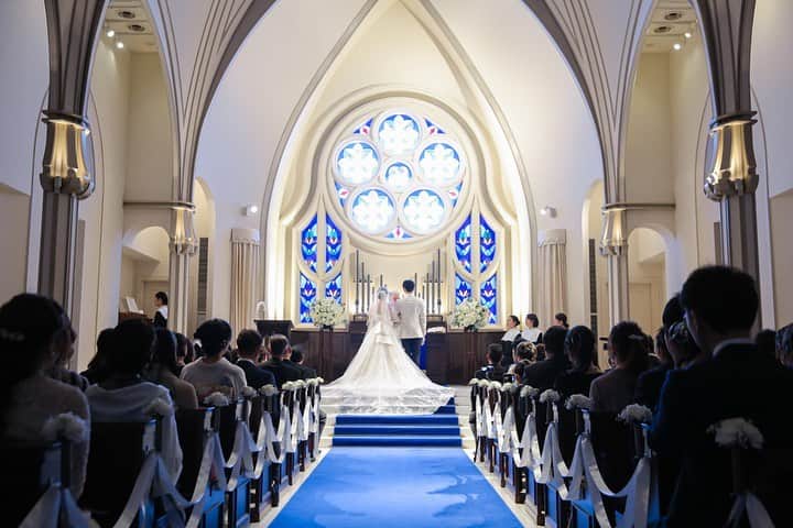 アニヴェルセル 白壁 公式さんのインスタグラム写真 - (アニヴェルセル 白壁 公式Instagram)「.⁣ アニヴェルセル 白壁の⁣ チャペルで行うご結婚式を紹介します💙⁣ ⁣ 神聖な空間にまっすぐ伸びる、ロイヤルブルーのバージンロード💎⁣ 祭壇にはブルーのステンドグラスが輝きます✨⁣ ⁣ 幻想的な青い光に包まれて行われるご結婚式💍⁣ 新しい家族を迎える厳かな気持ちにそっと寄り添ってくれます🌟⁣ ⁣ ひとつひとつの儀式を大切に⁣ オリジナルセレモニーを実現できます⛪⁣ ⁣ ⁣ *.゜｡:+*.゜｡:+*.゜｡:+*.゜｡:+*.゜⁣ 東海エリアを代表する⁣ 花嫁の美しさが輝くロイヤルブルーの大聖堂⛪⁣ ⁣ 「アニヴェルセル 白壁」⁣ ⁣ 花嫁のトレンドをおさえた⁣ 憧れウェディングを紹介していきます✨⁣ ⁣ ▼ご連絡はアカウントトップ（ @anniversaire_shirakabe ）にある【問い合わせ】の『電話する』『メール』より📞⁣ *.゜｡:+*.゜｡:+*.゜｡:+*.゜｡:+*.゜⁣ ⁣ ⁣ ‪#アニヴェルセル #アニヴェルセル白壁 #anniversaire‬ ‪#アニスタグラム #アニ嫁 #日本中のアニ嫁さんと繋がりたい #名古屋結婚式場 #結婚式準備 #結婚式場 #プレ花嫁 #ブライダルフォト #ウェディングフォト #名古屋花嫁 #名古屋プレ花嫁 #東海花嫁 #愛知花嫁 #東海プレ花嫁 #愛知プレ花嫁 #日本中のアニ嫁さんと繋がりたい #日本中のプレ花嫁さんと繋がりたい #全国のプレ花嫁さんと繋がりたい #プレ花嫁準備 #花嫁準備 #名古屋結婚式場 #ブライダルフェア #2020春婚 #2020夏婚 #2020秋婚 #2020冬婚 #アニヴェルセルブルー #チャペル挙式 #大聖堂」3月25日 17時58分 - anniversaire_shirakabe