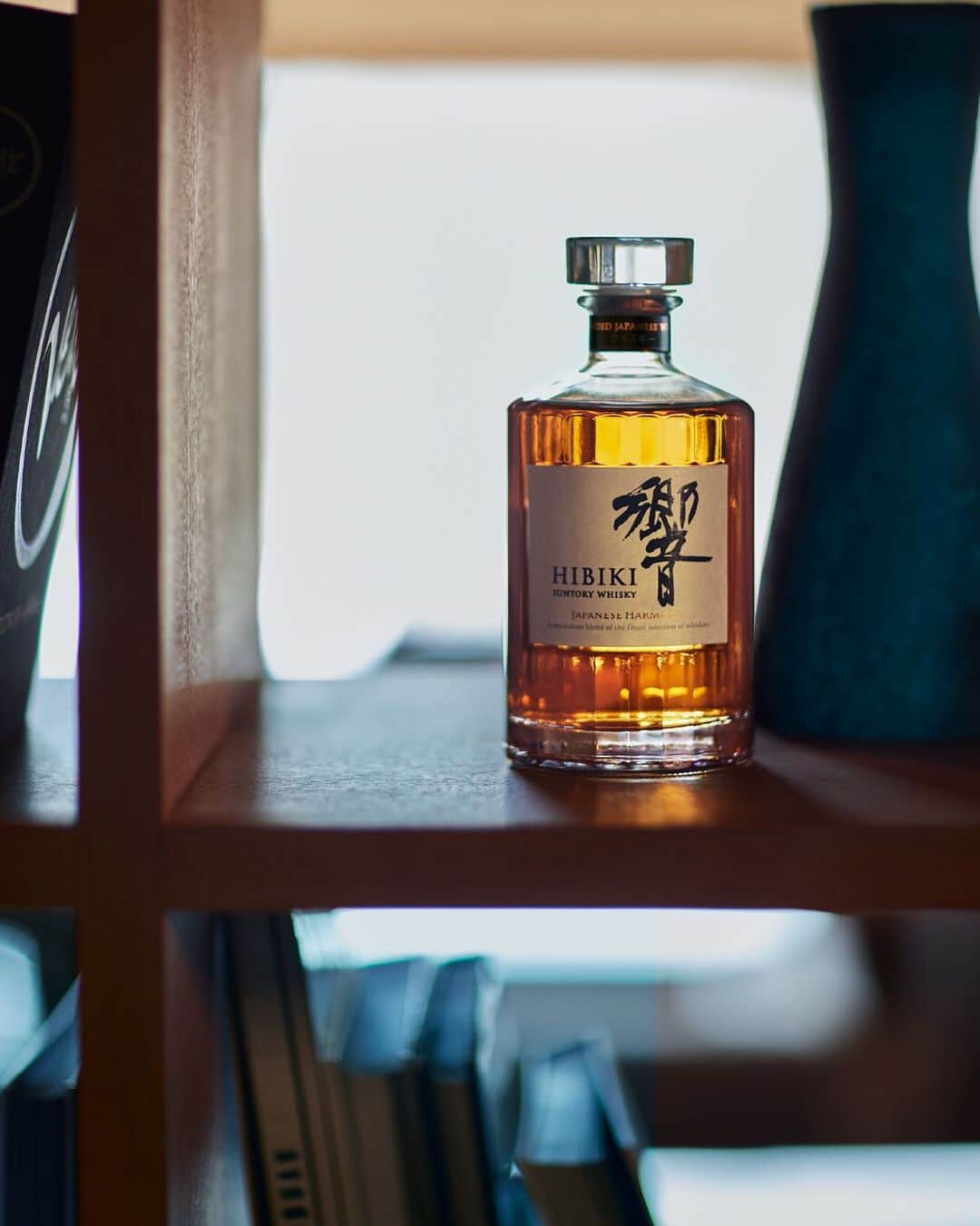 響 | SUNTORY WHISKY HIBIKIさんのインスタグラム写真 - (響 | SUNTORY WHISKY HIBIKIInstagram)「. HIBIKI TIME 澄んだ琥珀に想いを寄せる Appreciate the bright color of clear amber.  #響 #hibiki #春 #spring #studyroom #privateroom #secondhouse #villa #whiskytime」3月25日 18時03分 - suntorywhisky_hibiki