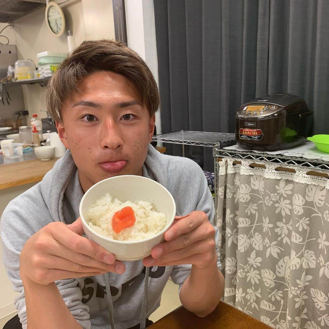 コンサドーレ札幌さんのインスタグラム写真 - (コンサドーレ札幌Instagram)「北海道ぎょれん様より　しまふく寮へたらこをいただきました。  朝、昼、夜とご飯にのせていただいたり、ランチのときにはたらこクリームペンネ。  夜ご飯の時には長芋、ひきわり納豆と和えていただきました🍚🥢 北海道ぎょれん様。  とっても美味しいたらこをありがとうございました。  ごちそうさまでした。  consadole  しまふく寮ごはん🏠  #consadole  #consadole #consadole #コンサドーレ #jleague #ｊリーグ #soccer #サッカー #しまふく寮通信	 #食育 #食トレ #アスリートごはん #身体づくり #JAグループ北海道 #ゆめぴりか #みんなのよい食親善大使 #よつ葉 @yotsuba_milkproducts_official #北海道ぎょれん #町村農場 #アスリートフードマイスター #松浦沙耶花 #昼ごはん #夜ごはん #献立 #定食 #ランチ #レシピ #料理 #栄養 #栄養バランス #consadole #consadole #コンサドーレ #jleague #ｊリーグ #soccer #サッカー #しまふく寮通信	 #食育 #食トレ #アスリートごはん #身体づくり #JAグループ北海道 #ゆめぴりか #みんなのよい食親善大使 #よつ葉 @yotsuba_milkproducts_official #北海道ぎょれん #町村農場 #アスリートフードマイスター #松浦沙耶花 #昼ごはん #夜ごはん #献立 #定食 #ランチ #レシピ #料理 #栄養 #栄養バランス」3月25日 18時03分 - hokkaido_consadole_sapporo