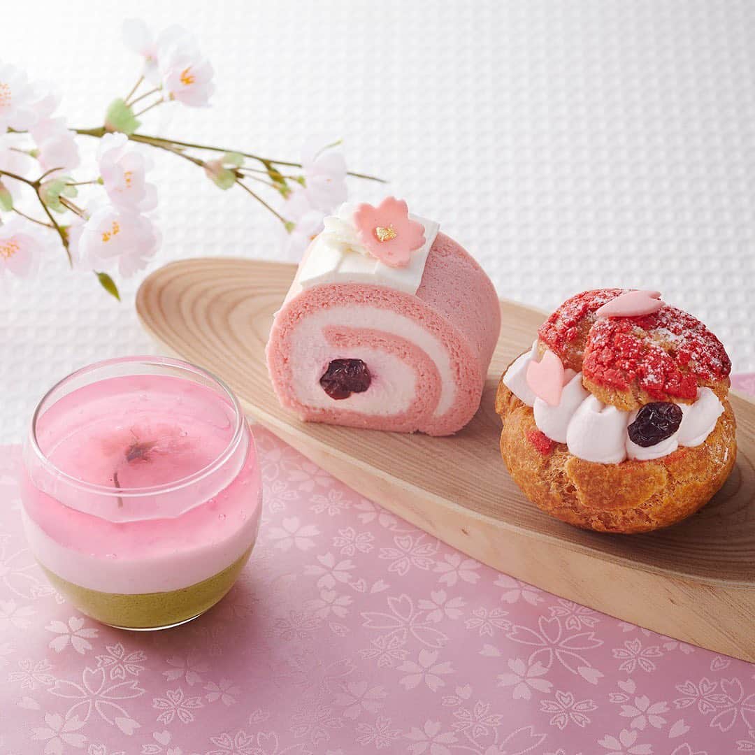 のインスタグラム：「＼さくらづくし🌸／﻿ 🌸「さくらのロールケーキ」﻿ 淡いピンク色の生地にさくらの塩漬けをアクセントに合わせ、上品な甘さに仕上げました。﻿ ﻿🌸「さくらのシュークリーム」﻿ サクサクのシュー生地とさくらの生クリーム、カスタードクリームのハーモニーが絶妙なバランスの一品です。﻿ ﻿🌸「さくらのヴェリーヌ」﻿ 桜のピンクと抹茶の緑の層が美しい、和の味わいが今年から仲間入り♪﻿ ﻿ ＼Sakura Season is Here🌸／﻿ 🌸“Sakura Roll Cake”﻿ Elegantly sweet roll cake made with light pink dough and topped with salted cherry blossoms.﻿ 🌸﻿“Sakura Cream Puff”﻿ A perfect harmony of fresh sakura cream, custard cream and crispy choux dough.﻿ 🌸﻿“Sakura Verrine”﻿ Beautiful layers of pink sakura and green matcha make for a delectable new addition to the lineup this year♪﻿ ﻿ #ロイヤルパークホテル #ロイヤルパーク #ロイヤルパークホテル東京 #ロイパ東京 #水天宮 #人形町 #日本橋 #粋な街の意気なおもてなし #大人女子 #さくら #サクラ #桜好き #さくらスイーツ #桜スイーツ #桜味 #東京スイーツ #スイーツ巡り #スイーツ女子 #甘党 #甘党女子 #手土産スイーツ﻿ #royalparkhotel #royalpark #royalparkhoteltokyo #ChicTokyoStay #nihonbashi #thepreferredlife #ipreferrewards #sweetstagram #instasweets」