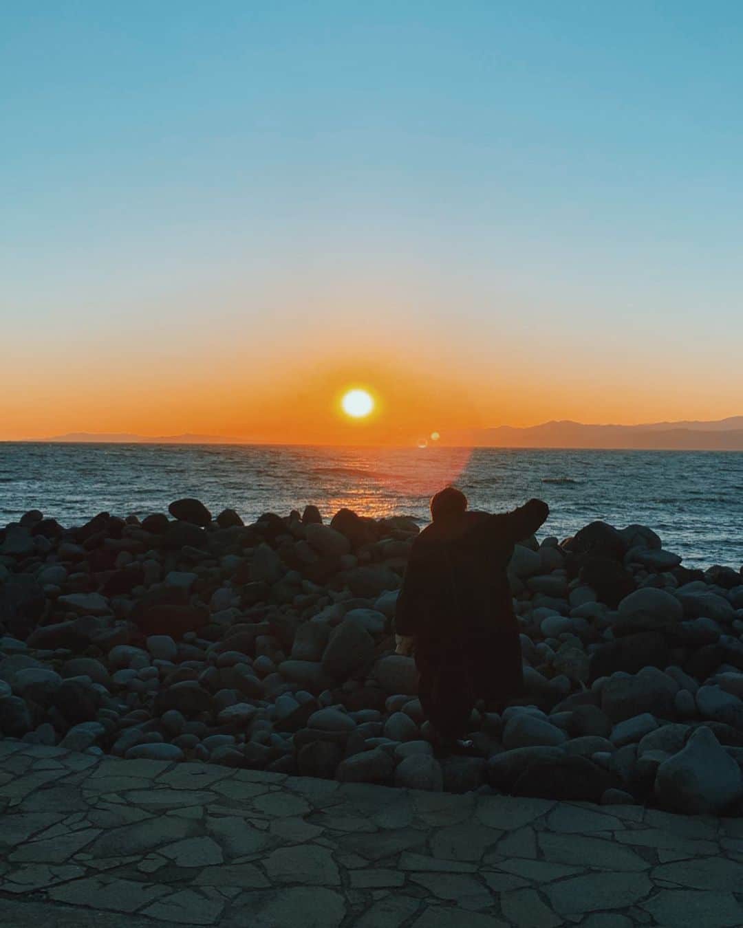 小竹麻美さんのインスタグラム写真 - (小竹麻美Instagram)「🗻🙏🏻✨✨ . . そういえば学生の頃、よく夕陽に向かってみんなでドライブしてたな〜☺️ 間に合うかみんなでドキドキして、走って夕陽に向かうやつ🌄 #青春」3月25日 18時05分 - asamikotake