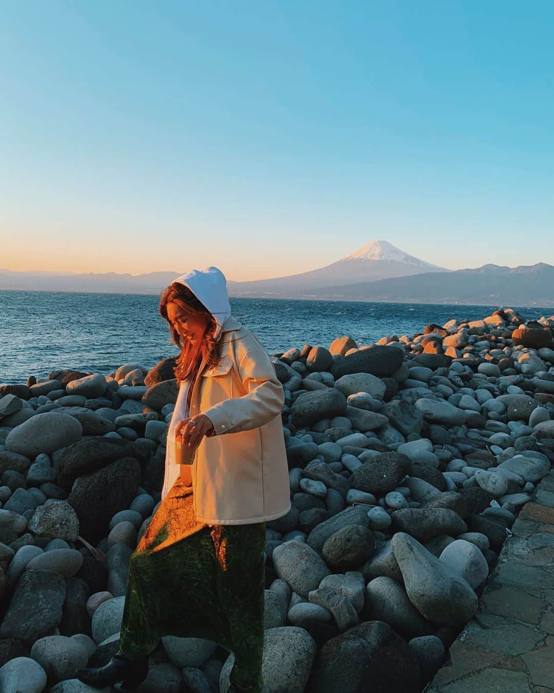小竹麻美のインスタグラム：「🗻🙏🏻✨✨ . . そういえば学生の頃、よく夕陽に向かってみんなでドライブしてたな〜☺️ 間に合うかみんなでドキドキして、走って夕陽に向かうやつ🌄 #青春」