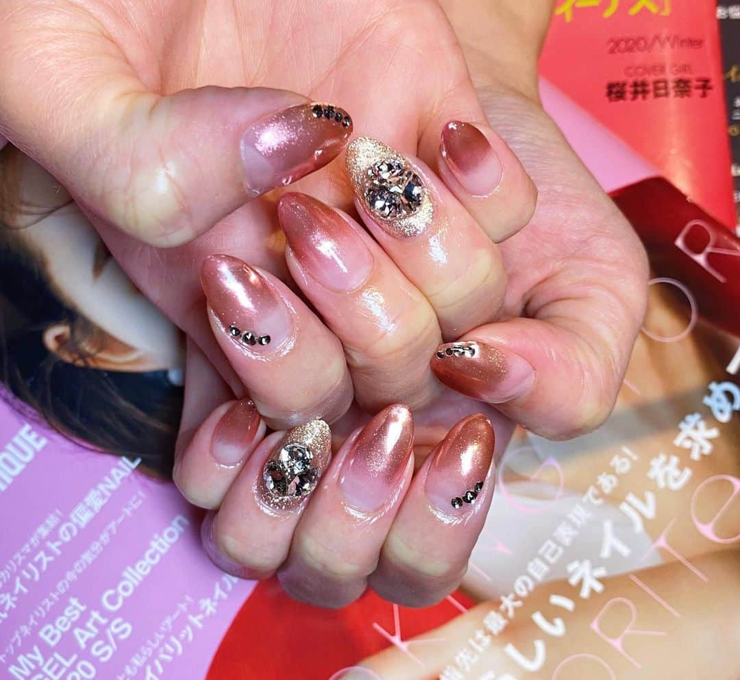 佐藤衣里子さんのインスタグラム写真 - (佐藤衣里子Instagram)「new nail💅❣️🌸 前回に引き続きピンク💞 今回はミラーネイルのグラデーションにしたよ☺️✨💗 春っぽくて可愛い〜🥺 #thinkresort#thinkresort_nail#thinkresortseason#広尾#nail#mirrarnail#pink#グラデーションカラー#グラデーションネイル」3月25日 18時05分 - eriko0625