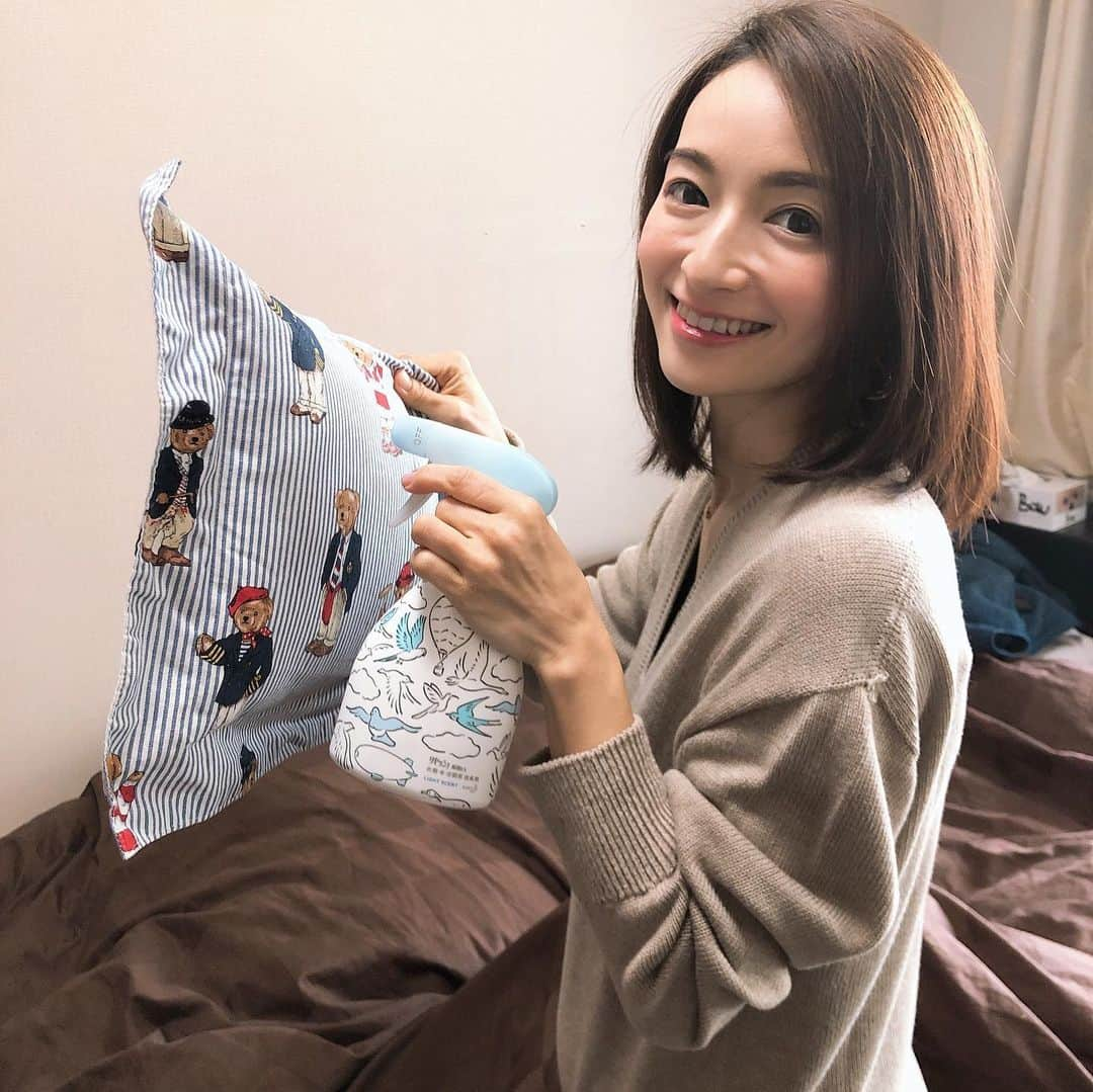 Mayuko Watanabe 渡辺真由子さんのインスタグラム写真 - (Mayuko Watanabe 渡辺真由子Instagram)「今年の２月に発売された 『リセッシュ除菌ＥＸ デザインボトル』♡♡ 花王さんから頂いて愛用しております☺️✨ シンプルなデザインで置いておいても部屋がおしゃれになるデザインボトル💕 詰め替えができるので長くこのデザインボトルを楽しめます♫♫ 『リセッシュ除菌ＥＸ』は、 菌・ニオイを撃退してくれるだけでなく、汗・皮脂臭を24時間ニオわせないんです😊 私は簡単に洗えない布団や枕についている汗や子供の寝ている間のよだれが気になるので😅 毎日シュッシュッとスプレーしています😃✨ 主人のスーツや息子のぬいぐるみにも使ってます😄👍 デザインボトルは、通販サイトLOHACO限定で発売されているのでぜひ見てみてください😆✨✨ また2020/3/4～4/27の間に、通販サイトLOHACOで、花王商品まとめ割CPを実施していてお得な期間なのでおすすめです😍！ @kao_ec_jp #リセッシュ#バスマジックリン#暮らしとお掃除#花王#ロハコデザイン#ロハコ#LOHACO#リセッシュ_広告#ママ#mama#子育て中#男の子ママ#マタニティ生活#第二子妊娠中」3月25日 18時08分 - watanabe_mayuko