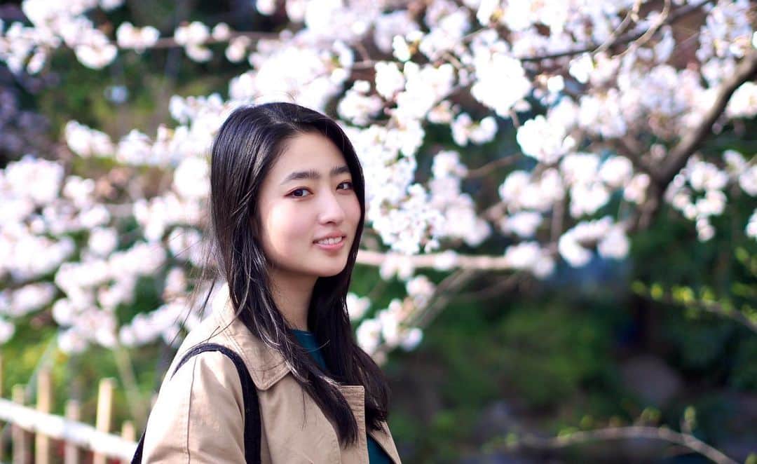 AO のインスタグラム：「桜の写真撮ってたら 外国人の方が 写真撮るよ！って 話しかけてくれて 撮ってくれました やさしい〜🌸 SMILEていわれて ちょっと恥ずかしかった👵🏻 #桜#オリンパス#オリンパスペン#olympus#olympuspen#photography」