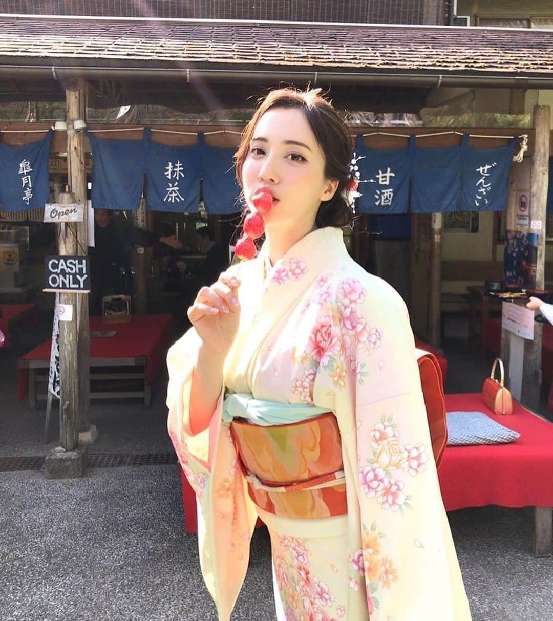 眞木美咲パメラさんのインスタグラム写真 - (眞木美咲パメラInstagram)「🍓💗 Kimono and strawberry candy make my day perfect. We went to Kiyomizu temple and had some matcha.🍵 I always eat too much.😂 . 着物といちご🍓完璧♡ お着物きて清水寺いってきました 休憩でお抹茶飲んだよ 京都にひたひたに浸ってきました✨ こんなに大人っぽいお着物初めて着ました😚 京あるきでレンタルしたよ @kimono_rental  ヘアセットから全部できておすすめ🌸 . . . . . #着物#kimono #桜 #お花見#京都 #cherryblossom  #ootd#trip#girlstrip #love #赞#likelike  #粉我#时装#ファッション」3月25日 18時18分 - pamypamypamy