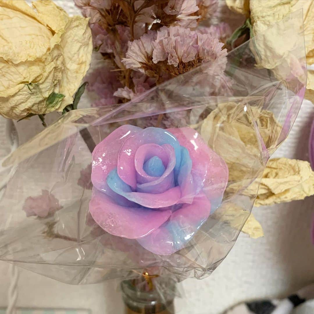のインスタグラム：「飴の薔薇🌹🍬 すごく好きな色合い☺︎ #candy #飴細工　#バラ」