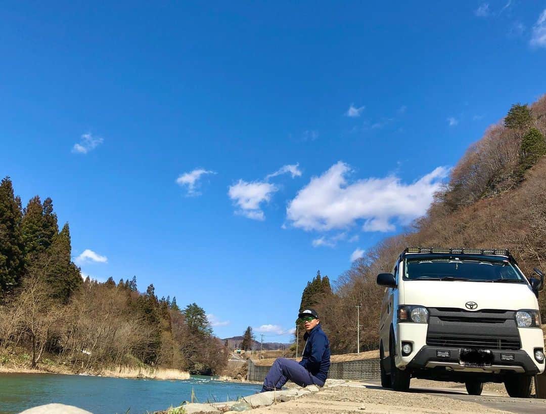 のインスタグラム：「. 花粉でまなぐけーじゃ #晴れの日 #撮影 #flexdream #車 #写真 #カヌー #カヌーのお兄さん #ハイエースのお兄さん #アスリート #スポーツ #弘前 #アウトドア #ラフティング #カヤック #キャンプ #焚火 #そとあそび #sup #ヨガ #川下り #バンライフ #西目屋村 #フレックスドリーム #グランピング #ロードトリップ #スキー #スノーボード #旅 #トリップ #津軽」