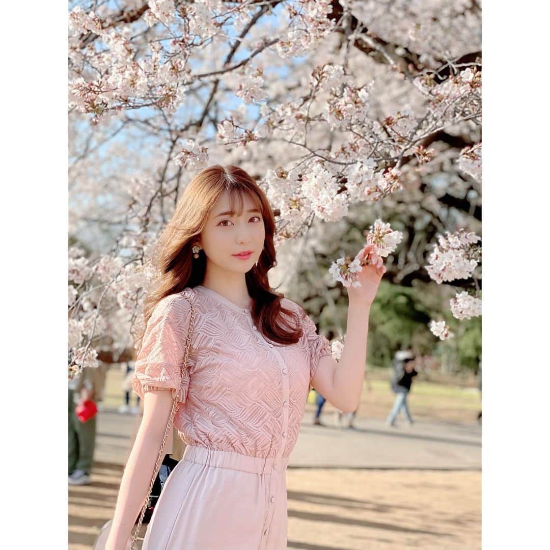 堀尾実咲のインスタグラム：「桜きれいだったよお🌸 もう春だね☺️ #桜 #桜2020 #さくら #cherryblossom #お花見 #お花見コーデ #春 #spring #新宿 #新宿御苑」