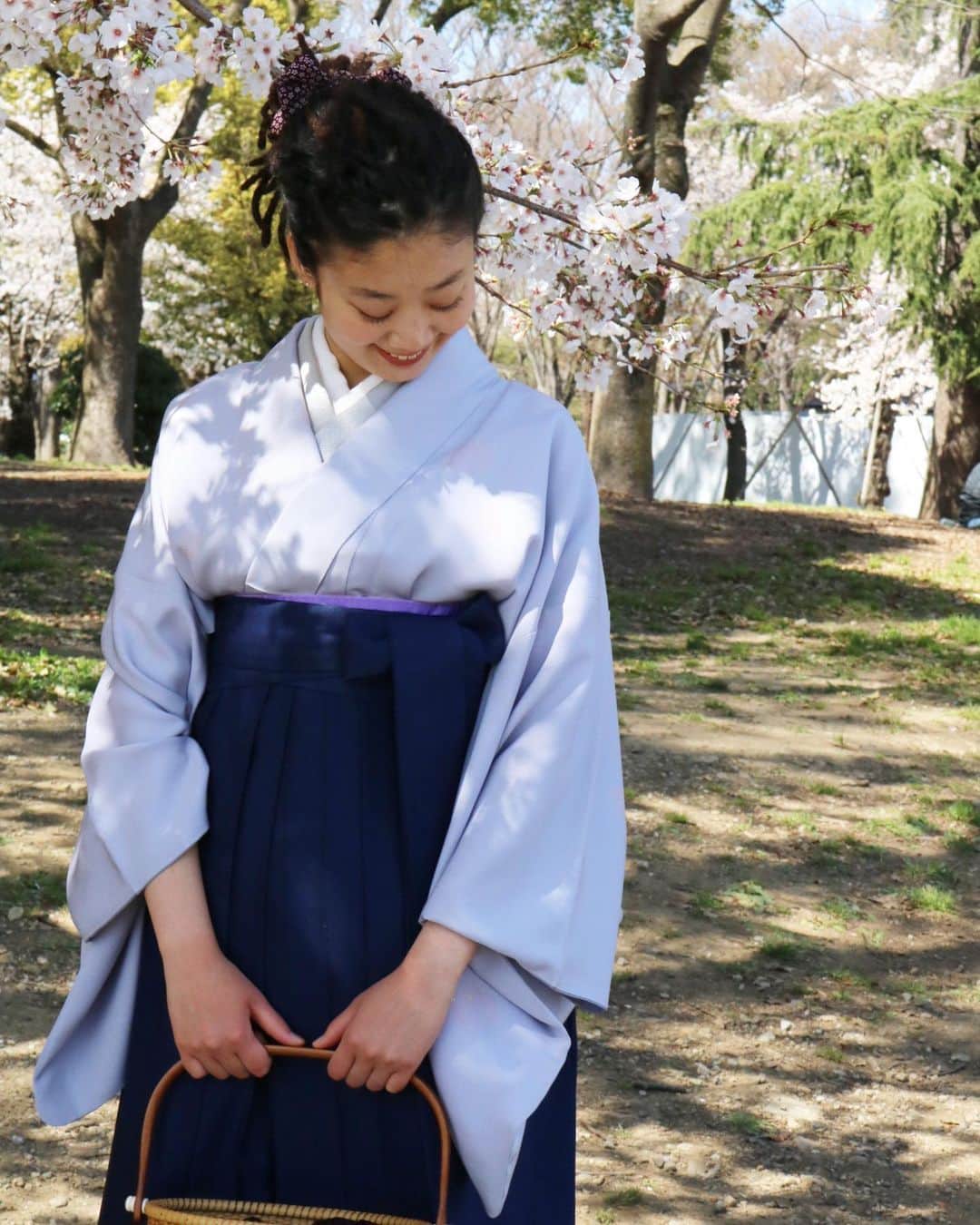 masakiさんのインスタグラム写真 - (masakiInstagram)「今日の上野はきもちいい🌸 娘へ。 私がデザインしたつやびの着物を 卒業の記念に仕立てていただきました。 生地は優しい淡藤色の丹後ちりめん。 京都の伝統ある染匠で染めた小紋です。 極小の桜の花びらを、大小つけた花丸文に仕上げました。 さらに手描きで、筆で描ける最小の花びらの金彩をほどこしています。 とっても繊細な綺麗な模様です。 首元の半襟はお友達が用意してくれた白の地模様、 そして銀の重ね襟はスタッフが提案してくれました。 着物好きのみんなが助けてくれて、ハレの日の装いに。 あたしの懐かしのナンタケットバスケットに、 成人式の草履も役立った。 ドレッドでもいけたねw この方、春からは大学院に進むことになりました。 いつ、かーちゃんに家を買ってくれるんだろうか。 首を長ーくして待ってます♡  #つやび#京都丸紅」3月25日 18時21分 - mogurapicassowols