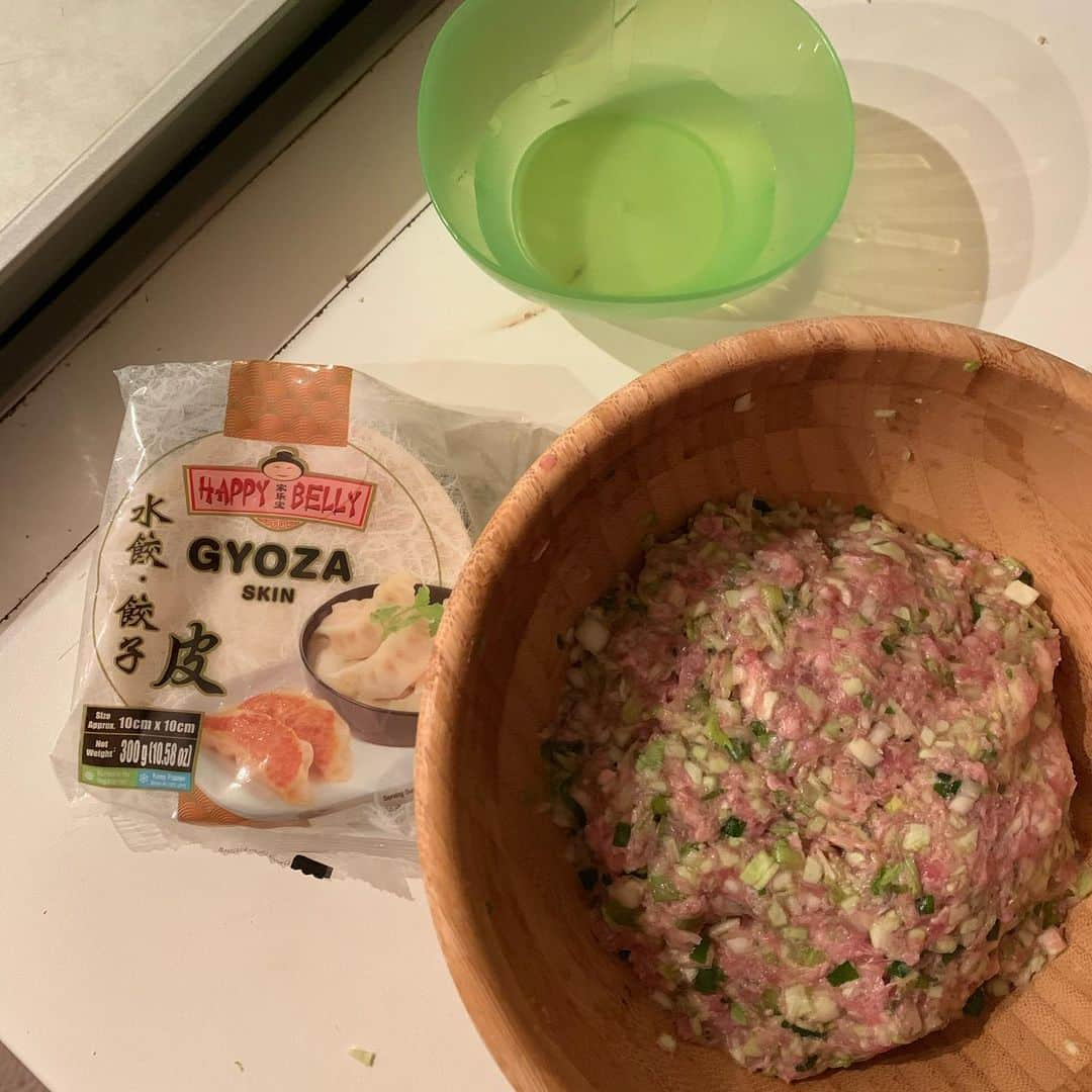 與那嶺恵理さんのインスタグラム写真 - (與那嶺恵理Instagram)「🥟Dumplings Night 🥟 This is one of things making me happy anyway 🤘🏻It was so tasty at all 😋 . . In the tough days all over the world 🌎 by Corona Virus 🦠 we can’t control anything about what happens around us around cycling “cancel or postpone and when it will be”  I can just #StayHome 🏠 and something to do #goodvibes for keeping mentally good way ✌🏻 . . If you have nothing to do at home, Try to cook #Dumplings 🥟 during #selfisolation days 🤘🏻 Give you the recipe (post on my Twitter as well)😉 . . #今日のエリさん」3月25日 18時22分 - eriyonamine