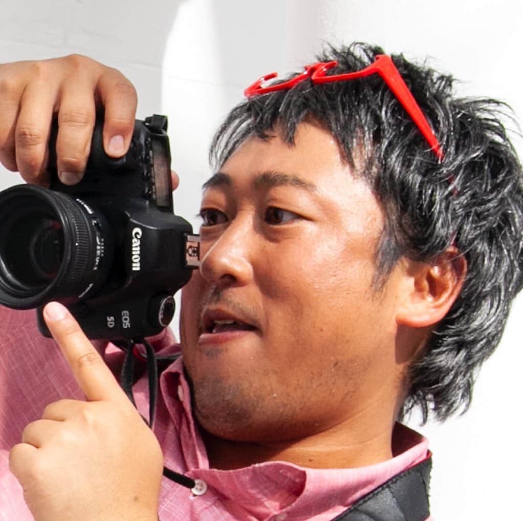 のインスタグラム：「・ ・ 3月25日は散歩にゴーの日。 ・ これまで、4000人の女性グラビア写真を撮影し、ナチュラルな魅力を引き出してきたことで知られるグラビアカメラマンの我孫子進平（あびこしんぺい）。 ・ 写真3枚目は、左からヘアメイクのMIKIさん、散歩中の岡嶋さん、社長の尾崎さん、要さん。 我孫子が撮ると1つの家族の様に見えてしまうというのは有名な話。 ・ アシスタントの持つ携帯電話から聞こえる我孫子の声。 我孫子自身は現場に姿を現さないため、モデルを緊張させずに撮影に挑めるという我孫子進平が考案した撮影方法とは何でしょう?! ・ 答えは明日の投稿の最後で! ※昨日のクイズの答え→「#ミミミント」 ・ #クリエイターズファイル #我孫子進平 #カメラマン #撮影 #写真 #グラビア #カメラ #モデル #散歩 #クリエイター #クイズ #写真日記 #日記 #記念日 #ダイアリー #サプライズ #ザテレビジョン」