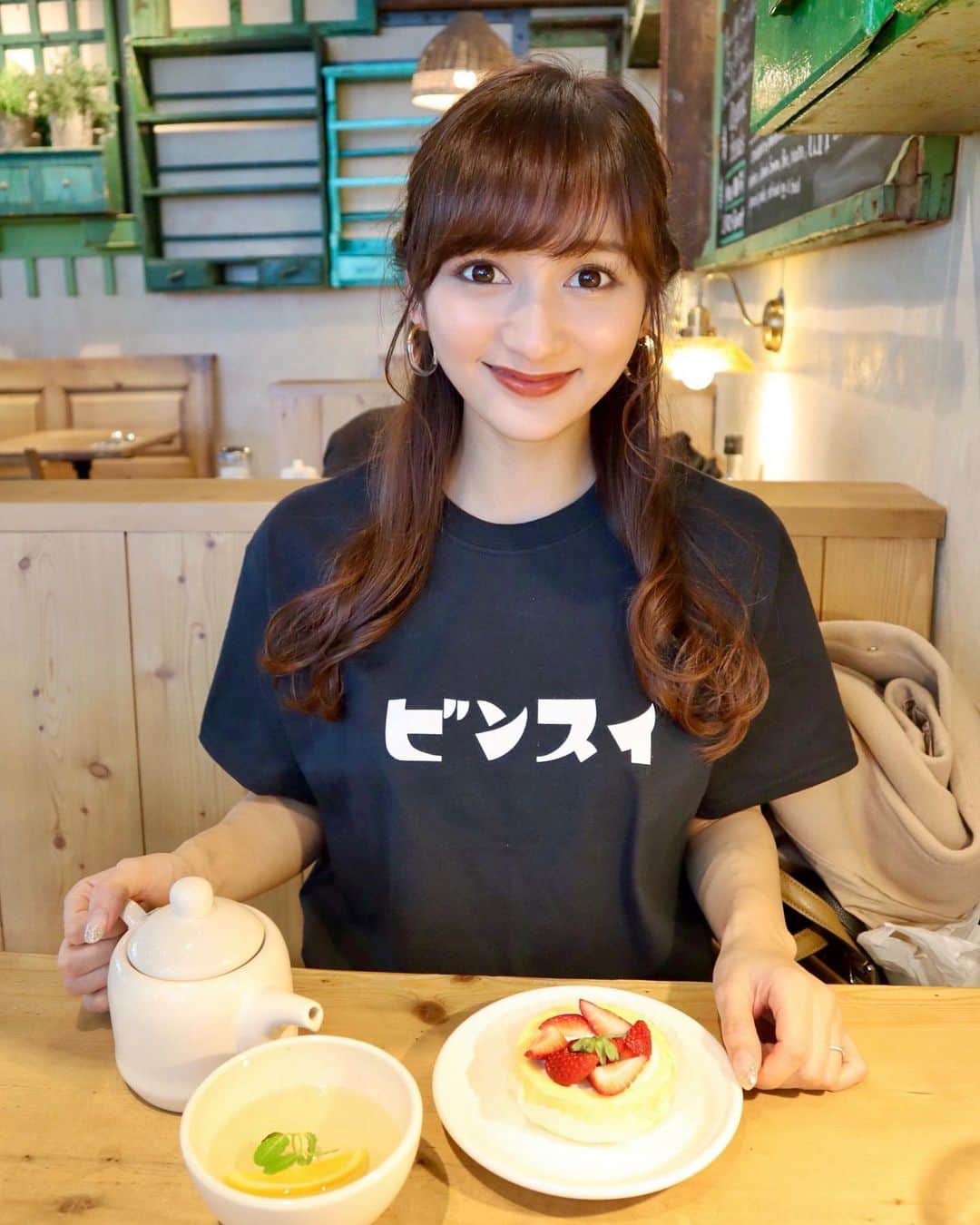 加藤瑠美さんのインスタグラム写真 - (加藤瑠美Instagram)「最近よく会えるラブベリーナ🍓 せーぷぅとあっちんとミッドタウンでお茶したよ🍰 2人といると笑いが止まらない🤣  そして…テラハを見ている方なら分かるかも？なビンスイTをおそろで着ました🍾笑 社長こと @niinotoshiyuki さんのTシャツとパーカーなんだけど、近々リリース予定らしい❣️ 普通にデザインが可愛いし、テラハ初めて見たけど面白くてめっちゃハマってる🤣 最新話はまだ見てないからネタバレしないでね❣️笑  #terracehouse#terracehousetokyo#cafe#roppongi#japanesegirl#japanese#exit#テラハ#テラスハウス#ビンスイチャレンジ#ビンスイ#にいにいガールズ#テラハメンバー#新野俊幸#ラブベリー#ラブベリーナ」3月25日 18時33分 - katorubi