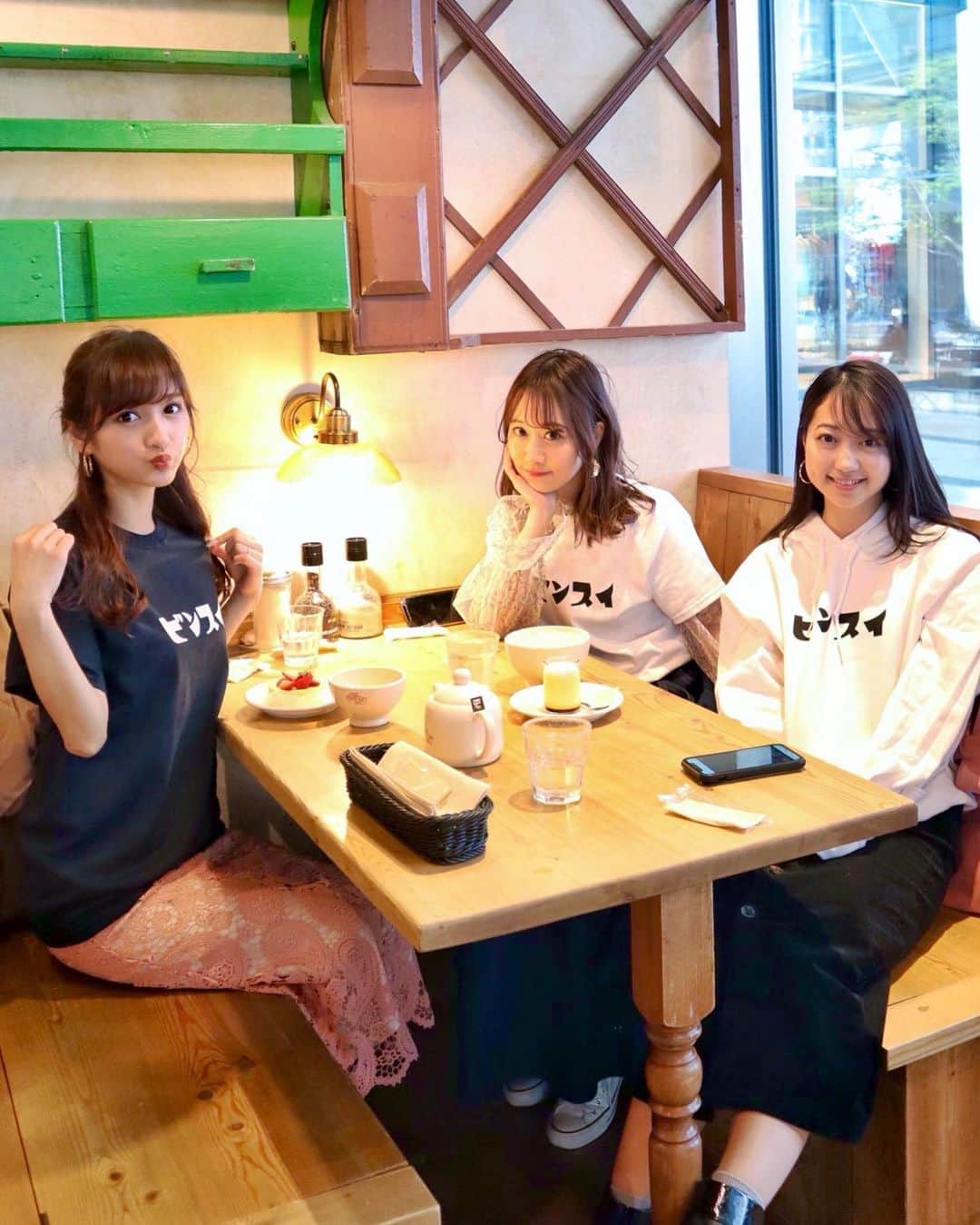 加藤瑠美さんのインスタグラム写真 - (加藤瑠美Instagram)「最近よく会えるラブベリーナ🍓 せーぷぅとあっちんとミッドタウンでお茶したよ🍰 2人といると笑いが止まらない🤣  そして…テラハを見ている方なら分かるかも？なビンスイTをおそろで着ました🍾笑 社長こと @niinotoshiyuki さんのTシャツとパーカーなんだけど、近々リリース予定らしい❣️ 普通にデザインが可愛いし、テラハ初めて見たけど面白くてめっちゃハマってる🤣 最新話はまだ見てないからネタバレしないでね❣️笑  #terracehouse#terracehousetokyo#cafe#roppongi#japanesegirl#japanese#exit#テラハ#テラスハウス#ビンスイチャレンジ#ビンスイ#にいにいガールズ#テラハメンバー#新野俊幸#ラブベリー#ラブベリーナ」3月25日 18時33分 - katorubi