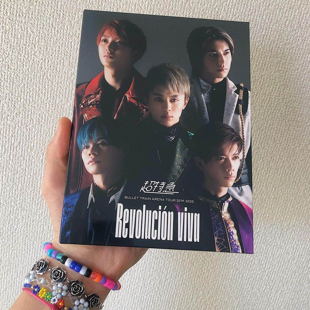 小笠原海さんのインスタグラム写真 - (小笠原海Instagram)「. 本日ライブBlu-ray "Revolución viva" リリースです🧚🏻‍♂️ ブックレットもみてね👀」3月25日 18時35分 - 927_kai