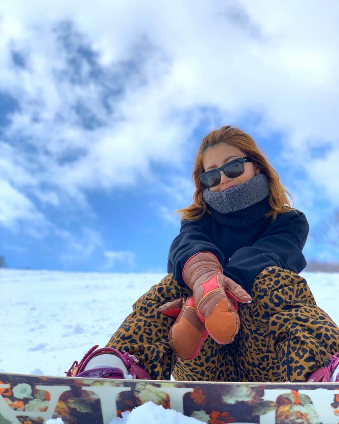 DJGEKIKARAのインスタグラム：「もうすぐ三月も終わり🌸 今年は去年に比べてスノーボードあまり行けなかったな、、、 あと何回行けるかな🏂💕 📸@shinya.miura.5680  #snowboard #vesp #capita #friends with #jslv #thankyou #snowboarding #snow #rail #niceday #girlsday #capita」
