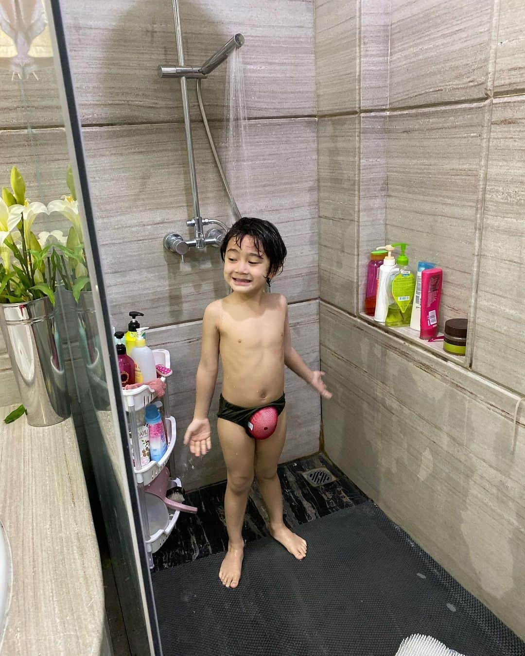 Raffi Ahmadさんのインスタグラム写真 - (Raffi AhmadInstagram)「Abis berenang mandi duluuuu biar bersih dan sehattt ❤️ Batoknya belum dilepas !!!! 😃」3月25日 18時43分 - raffinagita1717