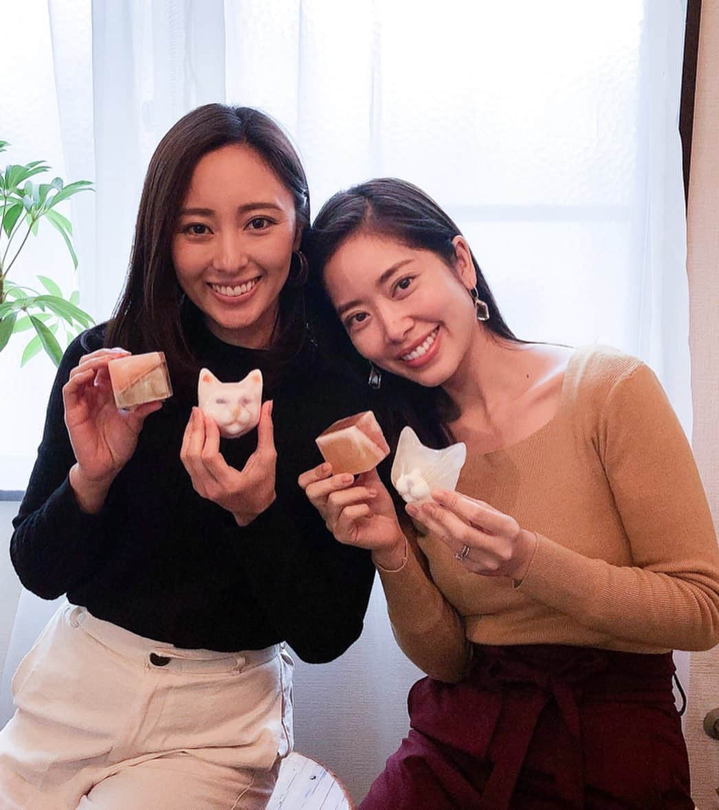 東美樹さんのインスタグラム写真 - (東美樹Instagram)「Stay in and be creative🎨 Such a strange time we are living in and I decided to take this opportunity to slow down and be more present.🐈🤍📝 enjoyed making “personalized soap” (with this sweet @maypakdee ♡x) using your original recipe- by colors, scents and other ingredients depending on your mood and condition. All the ingredients are natural and safe to use from head to toe even for people with sensitive skin🌿 I also love how I can customize the soap based on my horoscope to suit my star sign personality.🐠🌟 . Im so excited to use my own artisanal soaps ! Thanks for having me @9.kyuu ♥️ . 石鹸作りワークショップへ同じ事務所のMayちゃんと行ってきました🤍 コンセプトがとても面白く、 自分の今の心と身体の状態と、各星座の特性を合わせた自分だけのレシピを元に香りや色を決めていきます。 (私は魚座🐠🌟) . ※ラウレル硫酸塩、ラウリル酸、パラベン、合成着色料全て不使用🌏🍃 . 色も香りも全て天然由来で顔から身体まで使用できるそう。 香りは昔から大好きな定番のローズマリーとゼラニウムにしました🌿✨ . 使うのが勿体無いのでインテリアとしてバスルームにしばらく飾っていますが香りもいいし置いてるだけで気分が上がる♬ . 必要最低限以外は人混みや外に出ないように個人的に心がけている最近。 お家にいる時間がいつも以上に多くなるので楽しめるアイテムが増えてとても嬉しい✨ 出来上がりは思ってたものと少し違うワイルドな猫ちゃんになったけど今では愛着が湧いて愛おしいです🐈🧡🤎🤍笑 . #9kyuu #cosmiccube #sustainable #handmadesoap #naturalsoap #mindfulness #blissful #naturallife #zen #キュウ #パーソナライズソープ #アロマ #占星術 #ホロスコープ #サステナブル #マインドフルネス #自然派 #敏感肌 #手作り石鹸」3月25日 18時43分 - mikko.36___