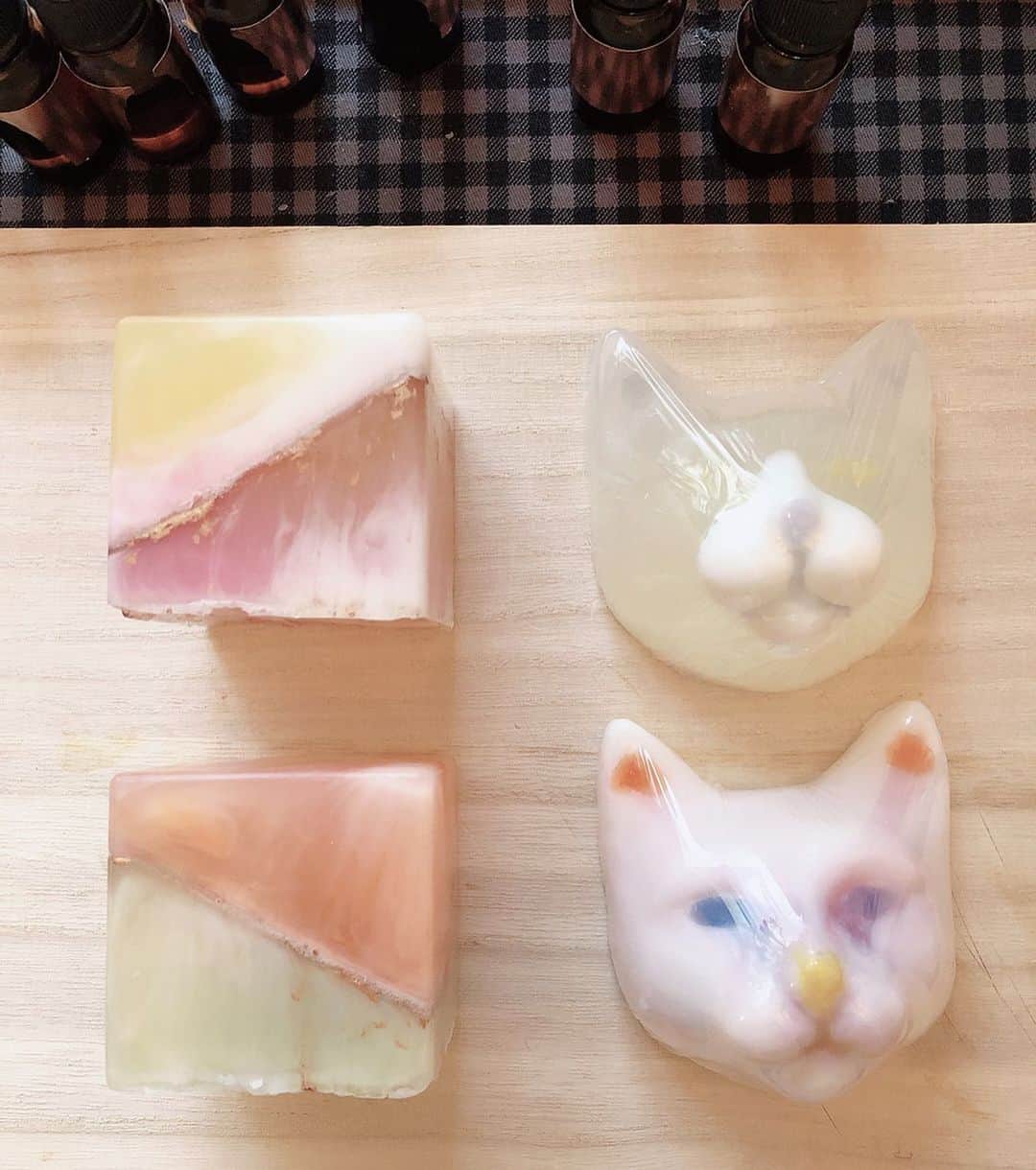東美樹さんのインスタグラム写真 - (東美樹Instagram)「Stay in and be creative🎨 Such a strange time we are living in and I decided to take this opportunity to slow down and be more present.🐈🤍📝 enjoyed making “personalized soap” (with this sweet @maypakdee ♡x) using your original recipe- by colors, scents and other ingredients depending on your mood and condition. All the ingredients are natural and safe to use from head to toe even for people with sensitive skin🌿 I also love how I can customize the soap based on my horoscope to suit my star sign personality.🐠🌟 . Im so excited to use my own artisanal soaps ! Thanks for having me @9.kyuu ♥️ . 石鹸作りワークショップへ同じ事務所のMayちゃんと行ってきました🤍 コンセプトがとても面白く、 自分の今の心と身体の状態と、各星座の特性を合わせた自分だけのレシピを元に香りや色を決めていきます。 (私は魚座🐠🌟) . ※ラウレル硫酸塩、ラウリル酸、パラベン、合成着色料全て不使用🌏🍃 . 色も香りも全て天然由来で顔から身体まで使用できるそう。 香りは昔から大好きな定番のローズマリーとゼラニウムにしました🌿✨ . 使うのが勿体無いのでインテリアとしてバスルームにしばらく飾っていますが香りもいいし置いてるだけで気分が上がる♬ . 必要最低限以外は人混みや外に出ないように個人的に心がけている最近。 お家にいる時間がいつも以上に多くなるので楽しめるアイテムが増えてとても嬉しい✨ 出来上がりは思ってたものと少し違うワイルドな猫ちゃんになったけど今では愛着が湧いて愛おしいです🐈🧡🤎🤍笑 . #9kyuu #cosmiccube #sustainable #handmadesoap #naturalsoap #mindfulness #blissful #naturallife #zen #キュウ #パーソナライズソープ #アロマ #占星術 #ホロスコープ #サステナブル #マインドフルネス #自然派 #敏感肌 #手作り石鹸」3月25日 18時43分 - mikko.36___