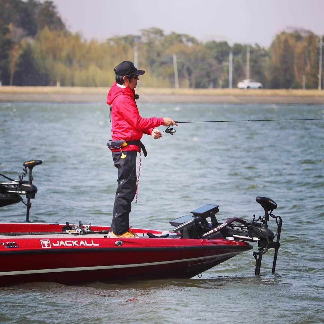 ジャッカルさんのインスタグラム写真 - (ジャッカルInstagram)「SHIRAUO SENSATION!  @toshiroono 's killer bait on Basser Allstar Classic 2019.  バサーオールスタークラシックで小野俊郎プロの2日目の快進撃を支えたのがdb UMA KASUMI.霞ヶ浦水系のスーパーロコこと馬場拓也プロがプロデュースした春のシラウオパターン対応ベイトはここ一番の大舞台で見事にポテンシャルを発揮しました。  1枚目の画像は実際にオールスタークラシックで小野プロが使っていたもの。フックの伸びが激戦のリアルさを感じさせます。  皆さんもスイミングするdb UMA KASUMIにじゃれついて群となる"アラバマ状態"をぜひ体験してください。  @baba.takuya  #jackall #ジャッカル #dbuma #dbumakasumi #fishing #lure #bassfishing #basser #dbユーマ #dbユーマカスミ #馬場拓也 #ババタク #小野俊郎 #バサーオールスタークラシック #バサクラ #バサクラ33  #釣り #フィッシング #バスフィッシング」3月25日 18時50分 - jackall_jp