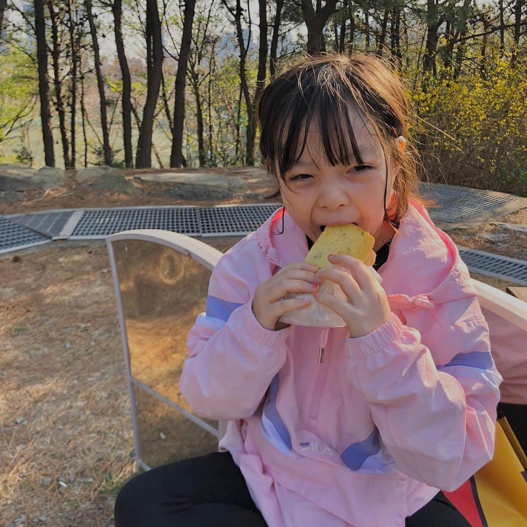 ジェウンさんのインスタグラム写真 - (ジェウンInstagram)「코로나 빼고 모든 조건이 완벽했던 외출🌿 햇빛도 날씨도 미세먼지도좋고 심지어 스스로 갇혀지내는사이 꽃도 피었다🌸 사회적 거리두기를 실천해야하는때이지만, 서로 조심조심하며.. 가끔은 햇빛소독하며 햇살충전 하자구요🥰 . . #잰 #재은#김초딩#꽃이활짝#오후산책#봄산책#플라잉요가#그네달인」3月25日 18時52分 - jaen_mom