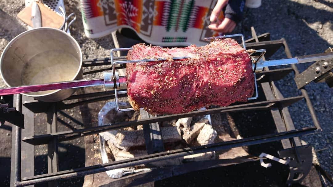 桜花さんのインスタグラム写真 - (桜花Instagram)「肉🍖焼きキャンプ✨🌷 家にいるときより明らかによいもの食べれてテンションチョモランマ級です！🍀笑  こんなお肉食べて見たかった、が現実になったような肉🌷 とても美味しかったです🍀  #肉  #キャンプ  #camp  #本栖湖  #キャンプごはん  #キャンプめし  #キャンプ女子  #ミートにジャストミート」3月25日 19時03分 - mountainohka