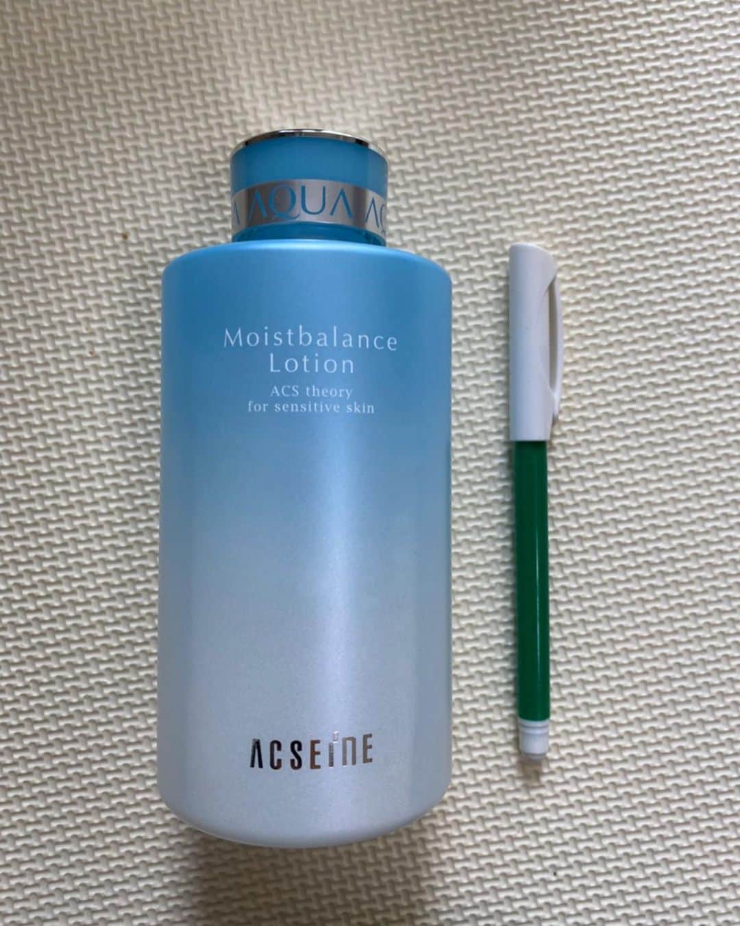 クロさんのインスタグラム写真 - (クロInstagram)「惜しみなく〜！！！！！！！ 化粧水たっぷりたっぷーーーり使用したい勢に朗報すぎる、1日中潤い続ける化粧水 "アクセーヌ モイストバランスローション" @acseine_jp  でございますーーーぅ☺️👏🏽👏🏽 惜しみなくたっっぷりとパシャパシャ使えちゃうサイズ感（→3,4枚目）がたっぷり使えて、最高ですっ👏🏽👏🏽👏🏽 低刺激な化粧水でこの、お肌が敏感になる季節にとっても優しい使い心地の化粧水☝🏽✨✨ ベタつかず、サラッとしたテクスチャーなのに長時間潤いが続いて、お肌がふっくらハリを引き出してくれるアイテムだよー！！！！ （セラミド類似成分のおかげかな？） ほんとこの季節、ゆるぎ肌でスキンケア迷う気になる方はぜひです☺️💕💕 #アクセーヌ #モイストバランスローション #潤いが肌になる #乾燥肌卒業 #水色の化粧水 #ACSEINE_PR」3月25日 18時55分 - kuro_risa