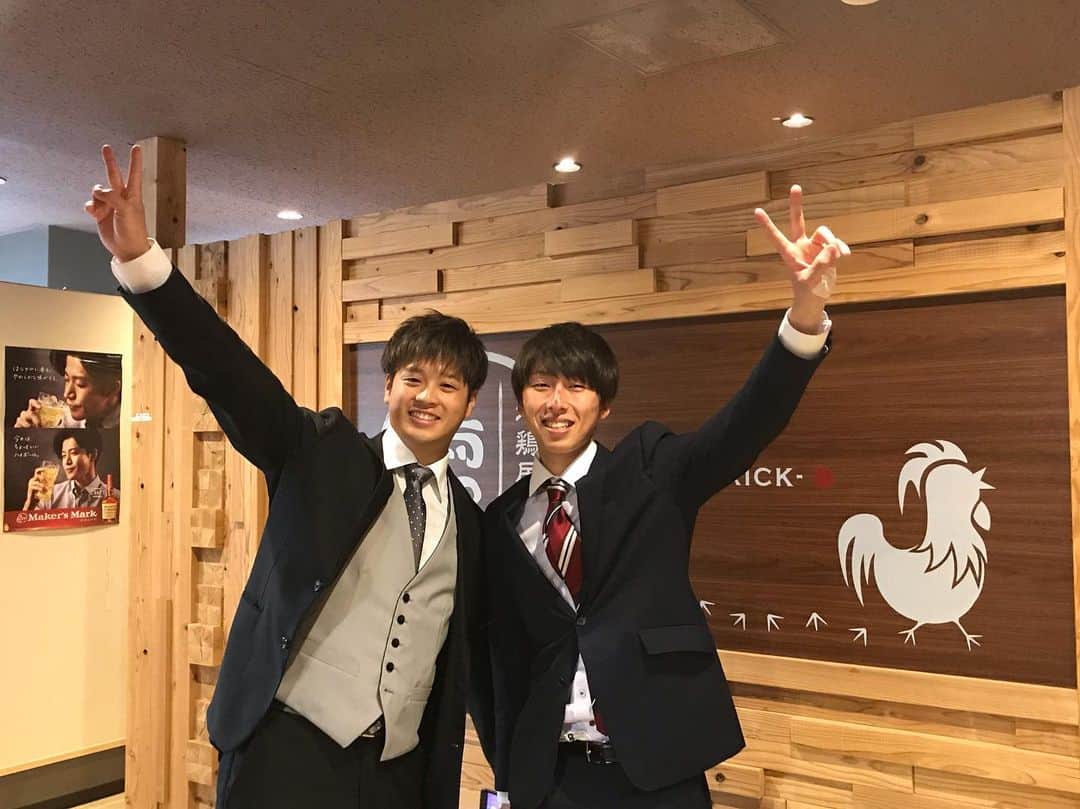 のインスタグラム：「昨日は富山大学の卒業式でした。  当店からもスタッフが卒業して行きます。  寂しさもありますがスタッフの元気と笑顔は 変わらず今後も営業していきます😎  大人になっていく皆様方!! 辛くなった時、騒ぎたい時は 是非当店ではしゃいでください🤣  #富山 #駅前 #鶏っく #居酒屋 #完全個室 #お得 #宴会 #飲み放題 #やってるよ #地鶏 #鉄板焼き  #地鶏 #地酒 #美味しいよ」